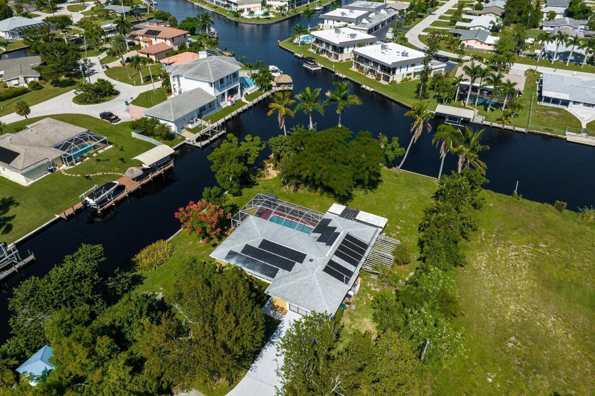 Waterfront! Oversize Corner Yard, Dock W/lift, Hot Tub & Pool - Tropical Calusa - Roelens Holiday home Cape Coral