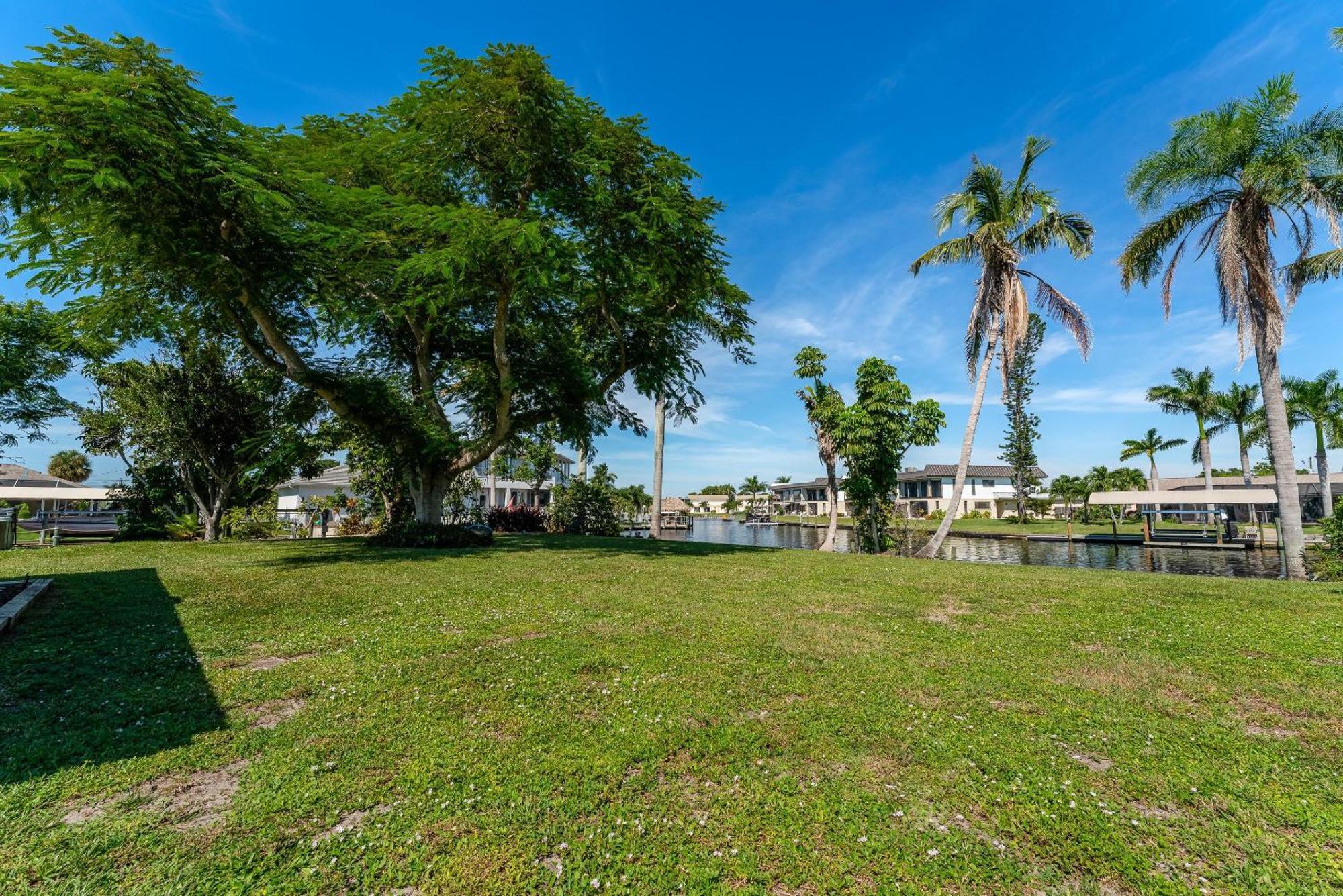 Waterfront! Oversize Corner Yard, Dock W/lift, Hot Tub & Pool - Tropical Calusa - Roelens Cape Coral