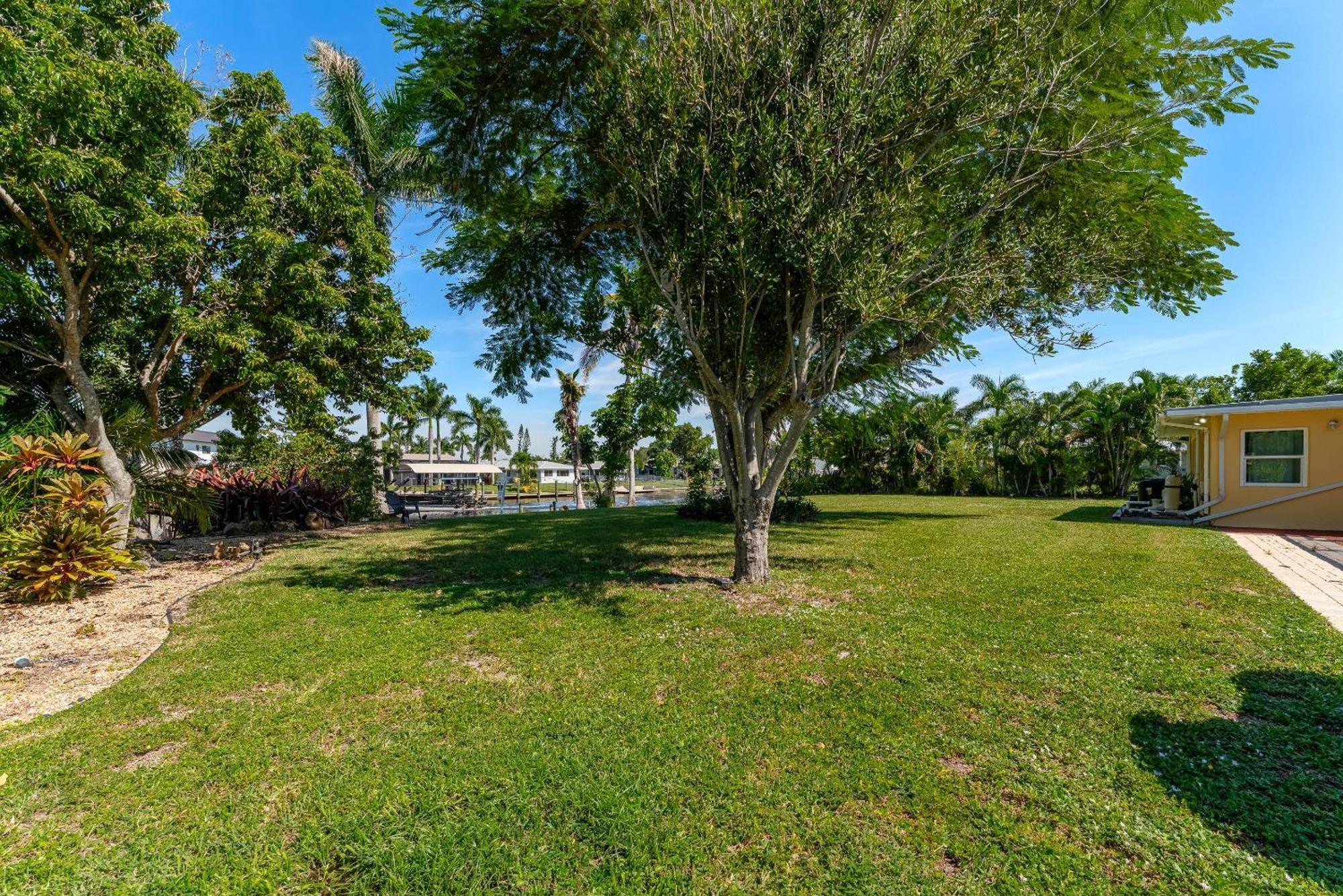 Holiday home Waterfront! Oversize Corner Yard, Dock W/lift, Hot Tub & Pool - Tropical Calusa - Roelens *