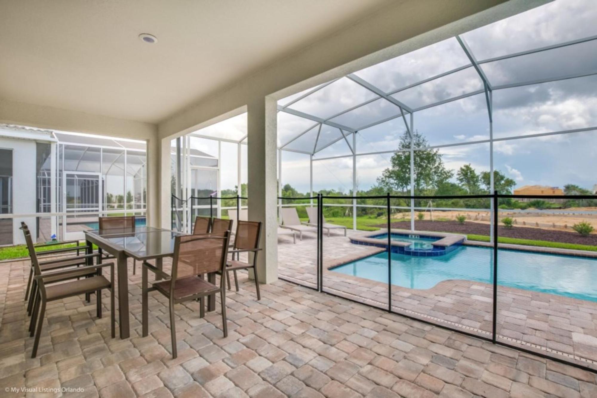 Spacious Haven For Large Families In Champion Gates