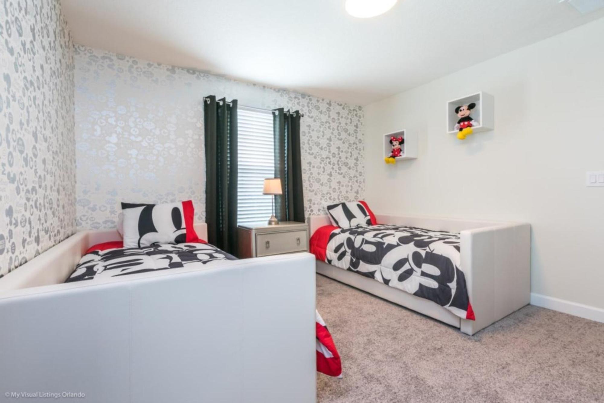 Spacious Haven For Large Families In Champion Gates