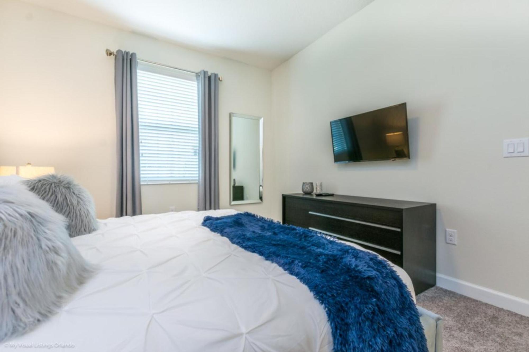Spacious Haven For Large Families In Champion Gates