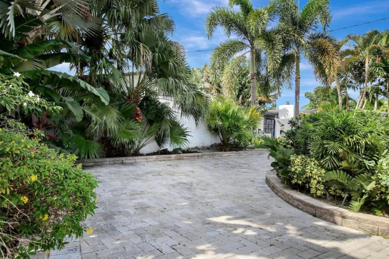 Wilton On The Water Courtyard And Heated Pool *