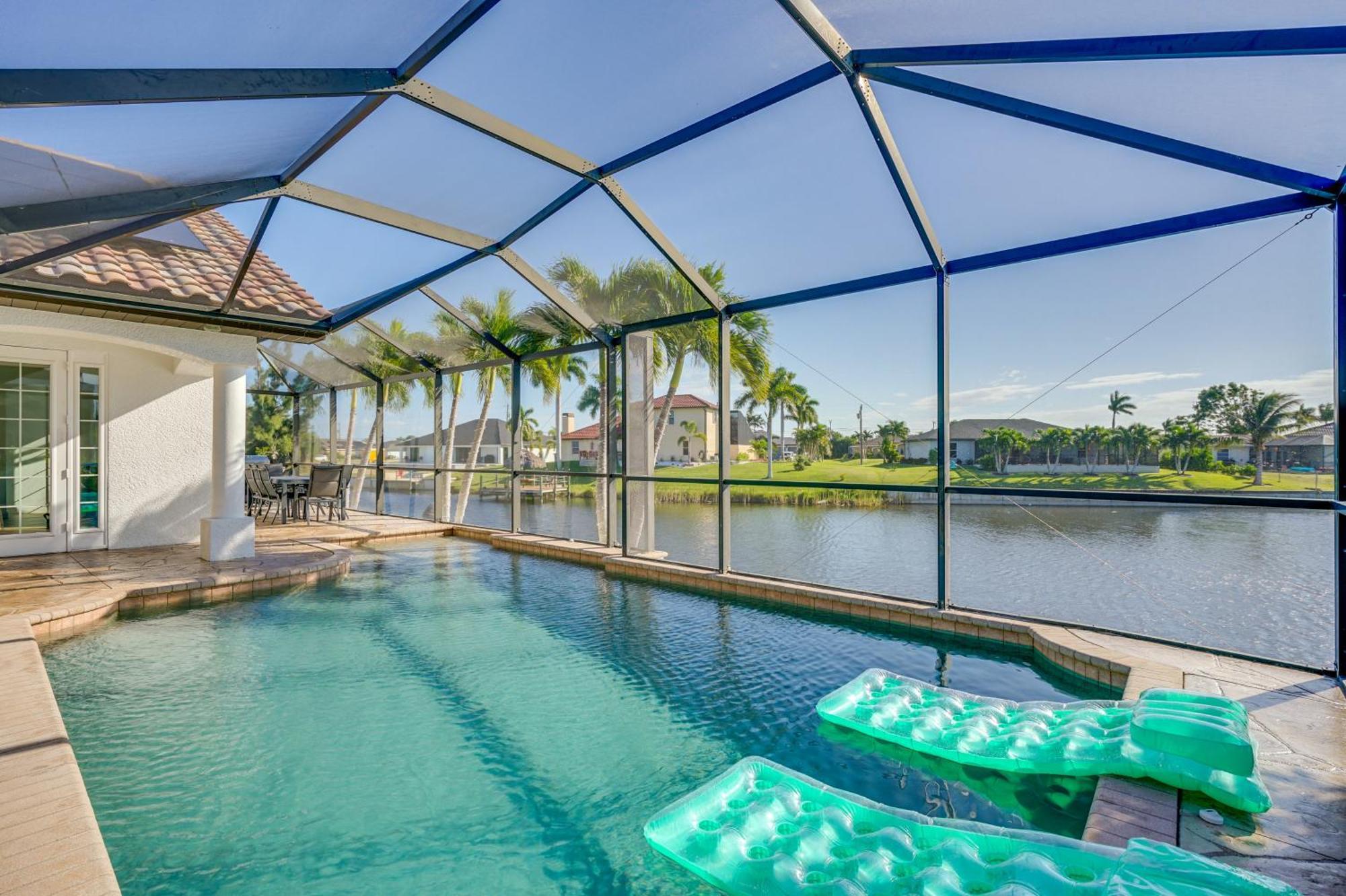 Luxe Oasis On Canal Pool And Lanai! Holiday home