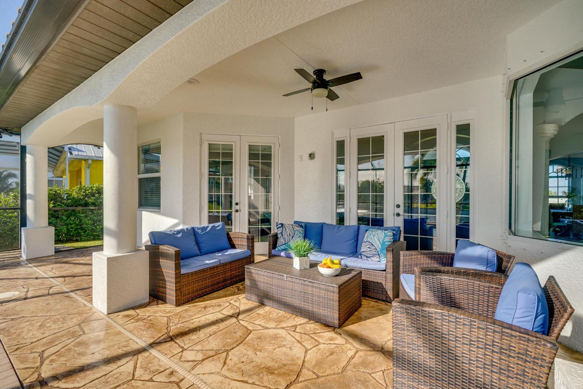 Luxe Oasis On Canal Pool And Lanai! Cape Coral
