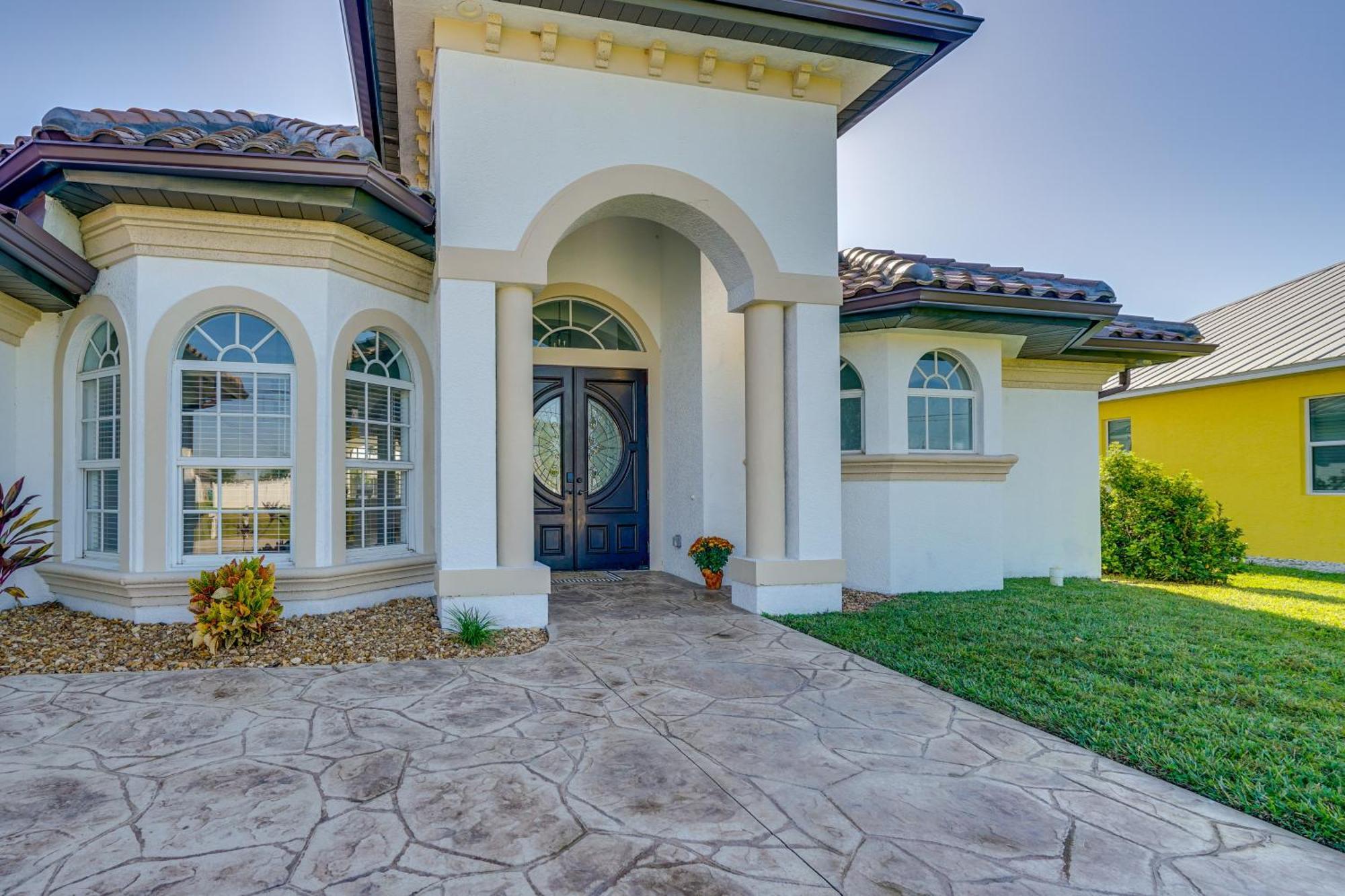 Luxe Oasis On Canal Pool And Lanai! Holiday home