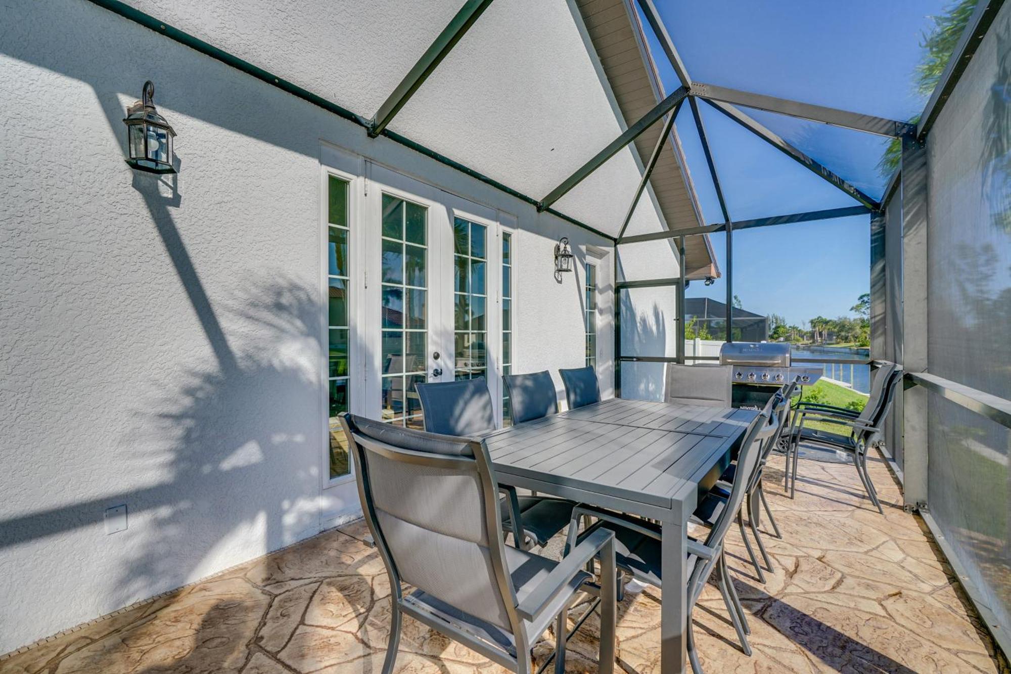 Luxe Oasis On Canal Pool And Lanai! Holiday home *