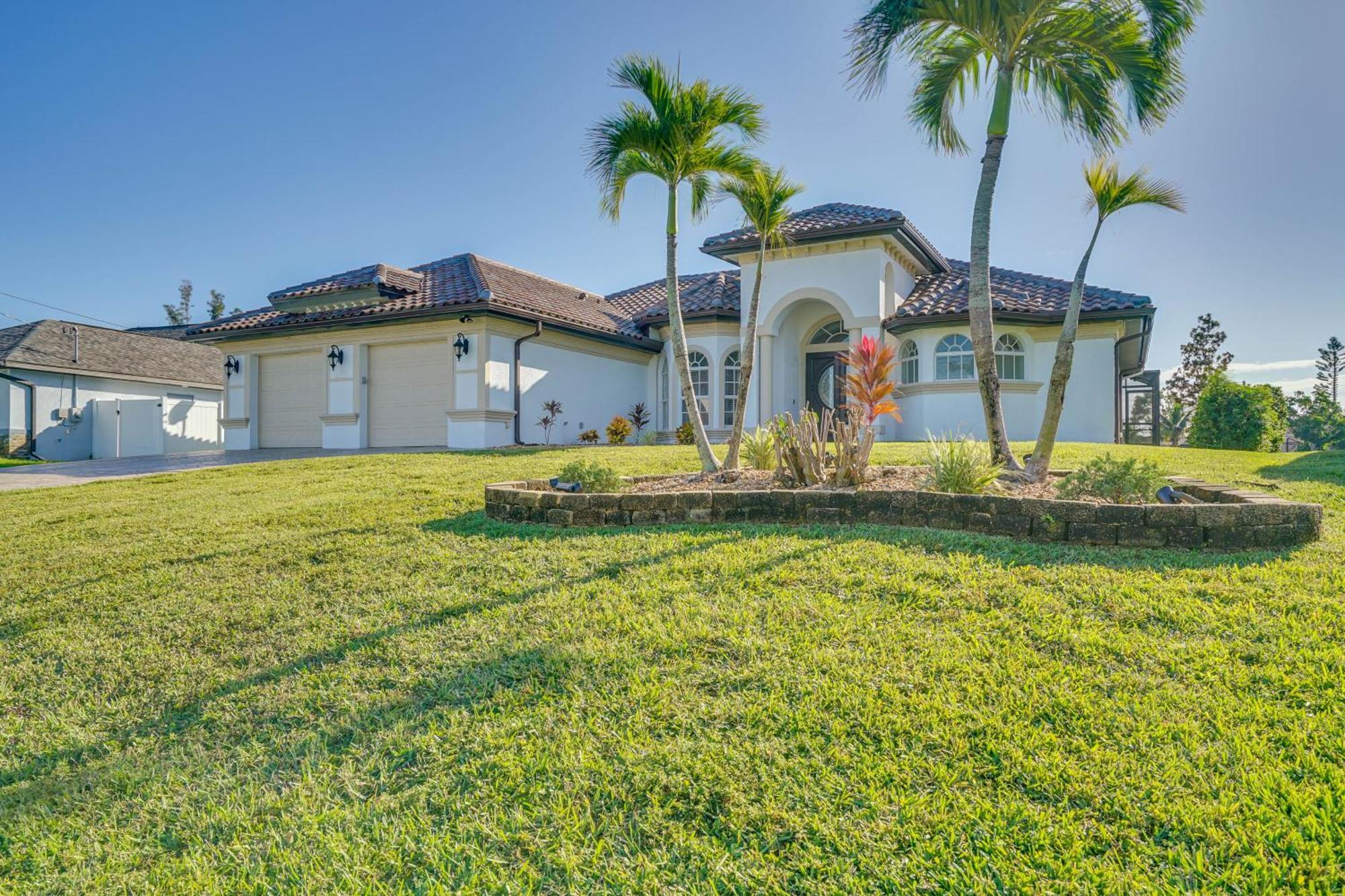 Luxe Oasis On Canal Pool And Lanai! Holiday home Cape Coral