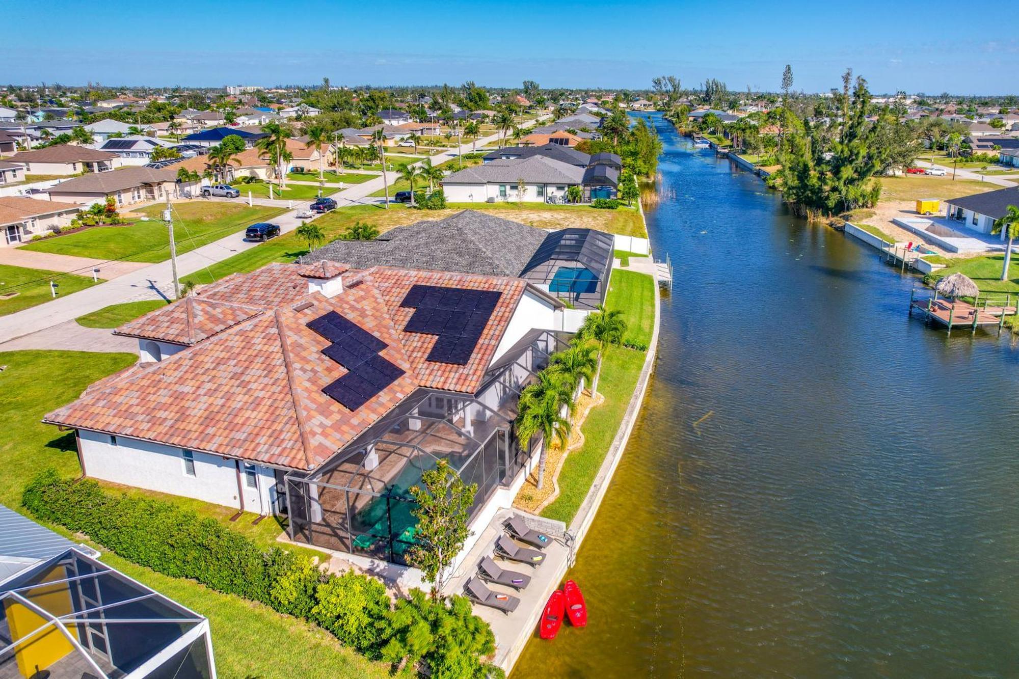 Luxe Oasis On Canal Pool And Lanai!