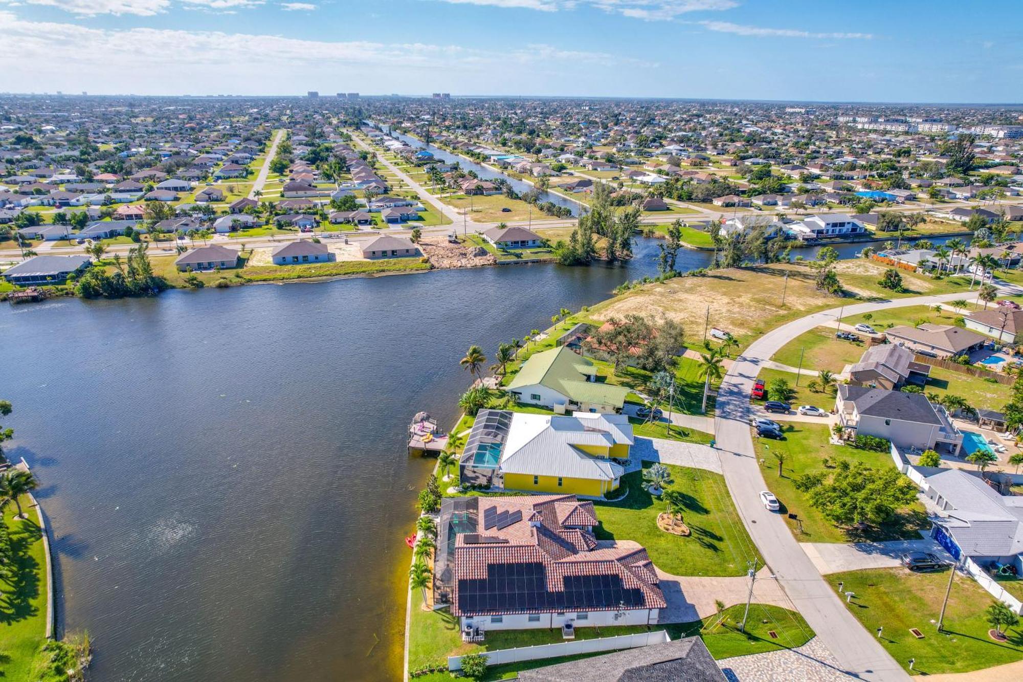 Holiday home Luxe Oasis On Canal Pool And Lanai! Cape Coral
