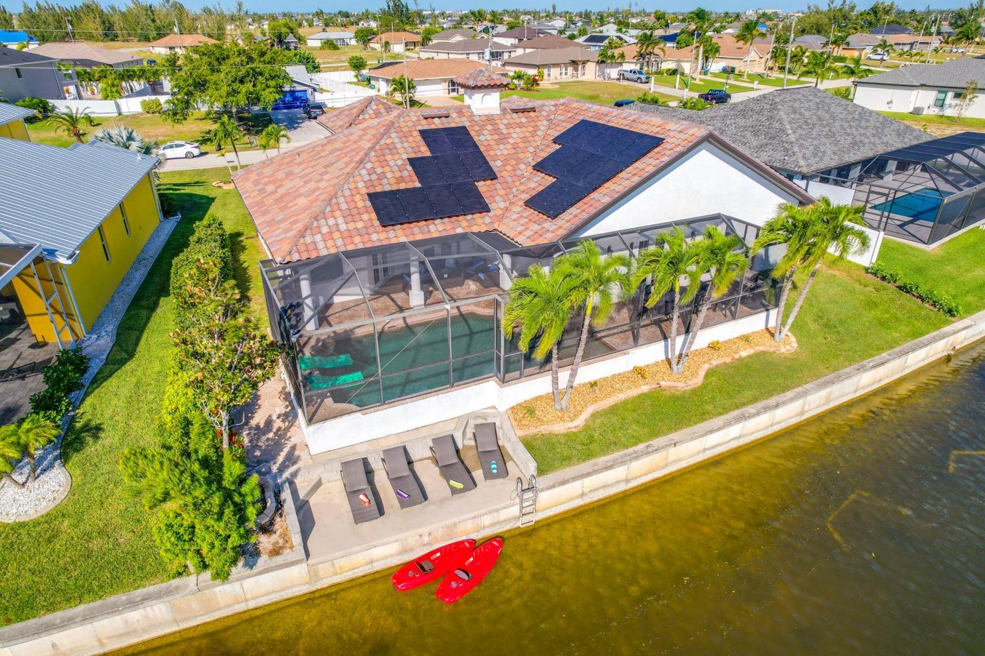 Luxe Oasis On Canal Pool And Lanai! Cape Coral