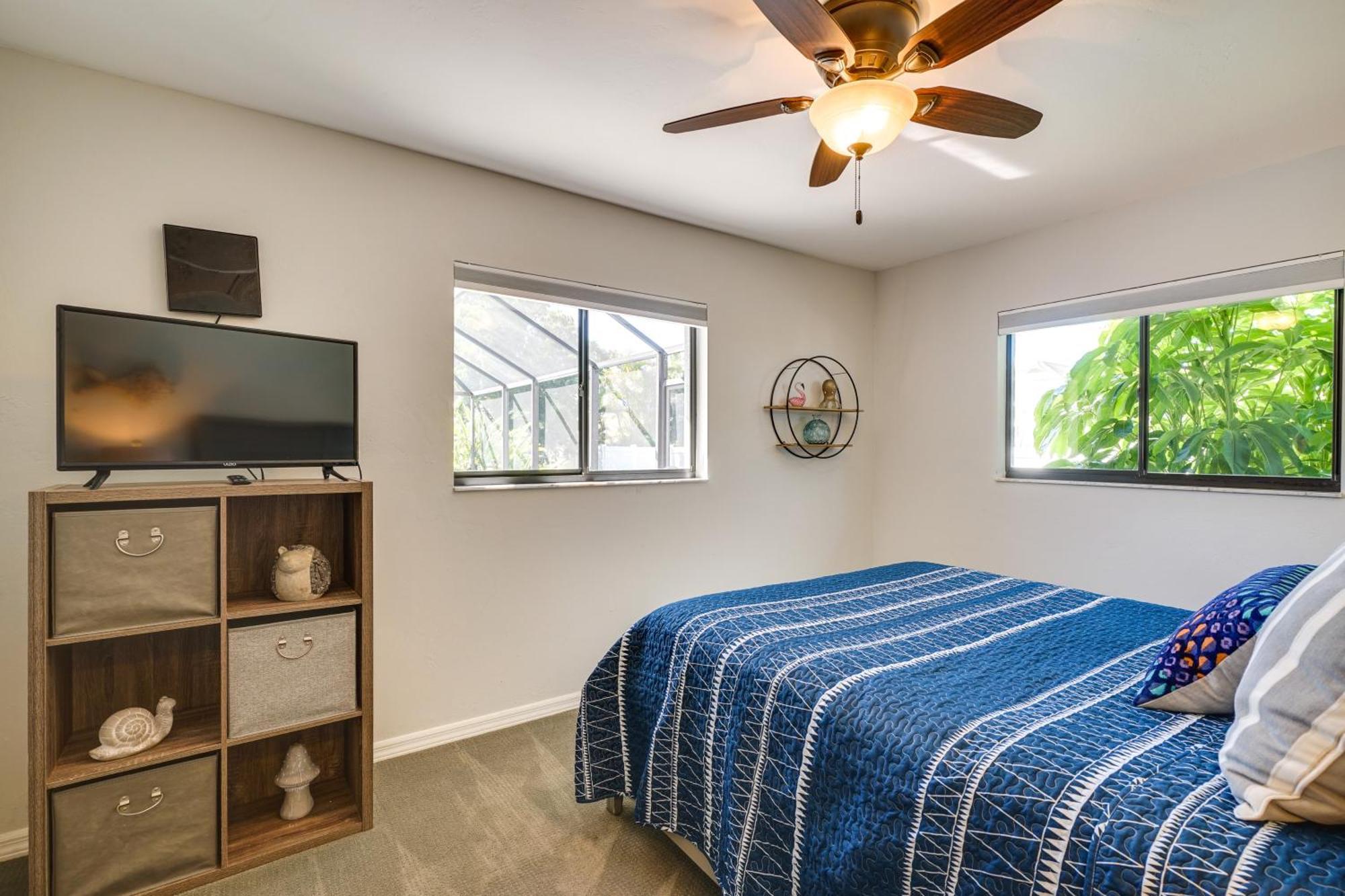 Modern With Peloton Bike And Grill In Cape Coral! Holiday home