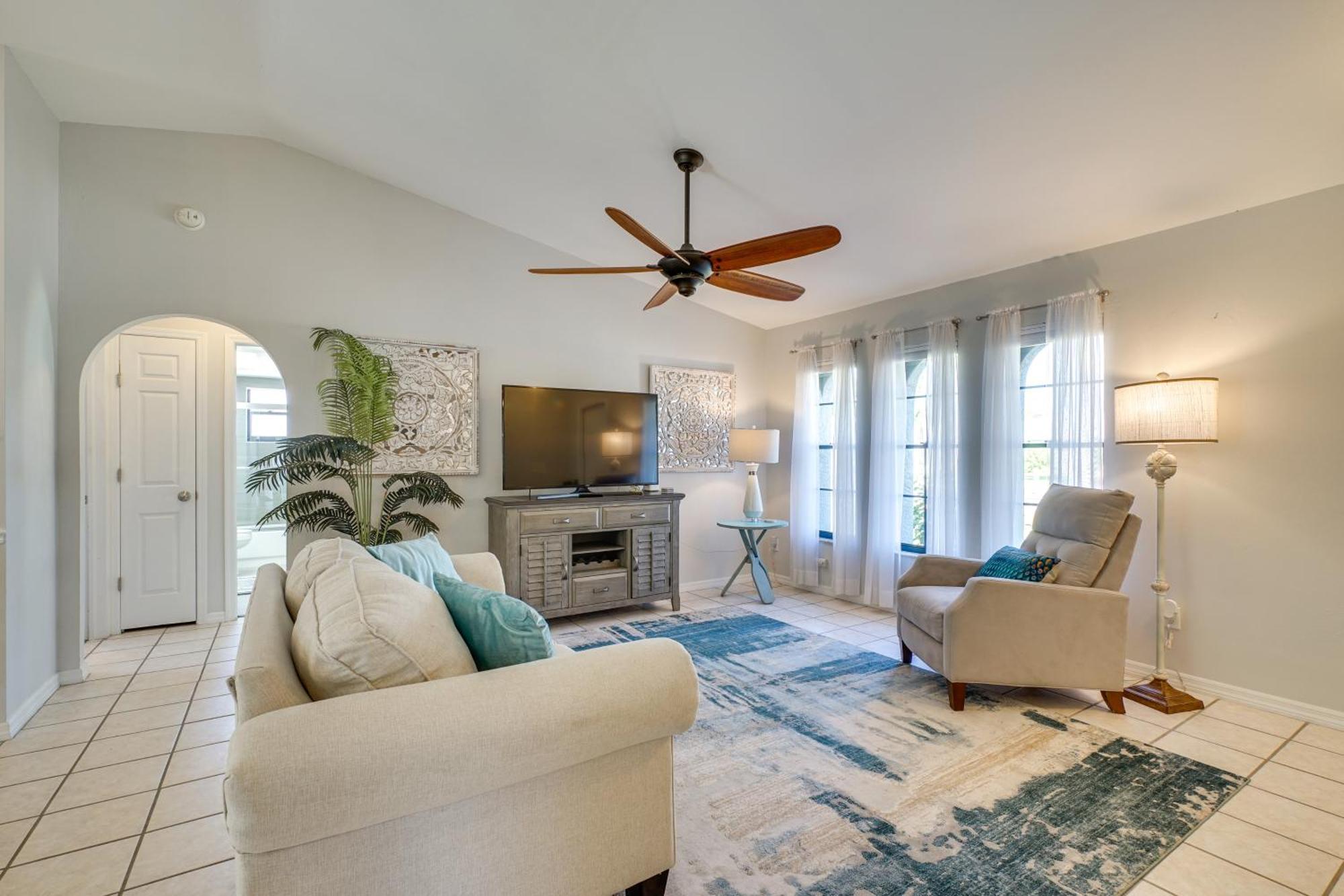 Modern With Peloton Bike And Grill In Cape Coral! Holiday home