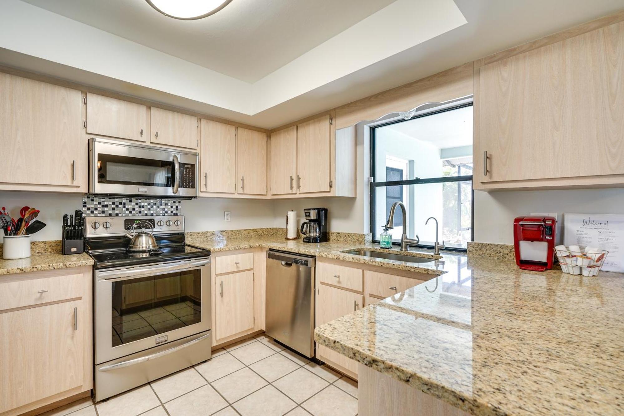 Modern With Peloton Bike And Grill In Cape Coral! Holiday home