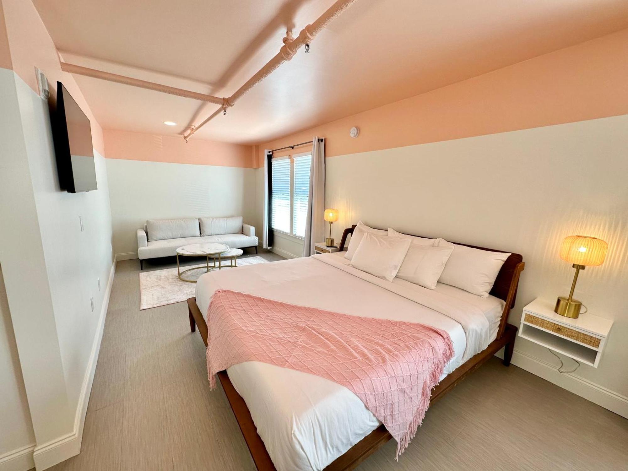 Peninsula Bed & Cocktails Hotel