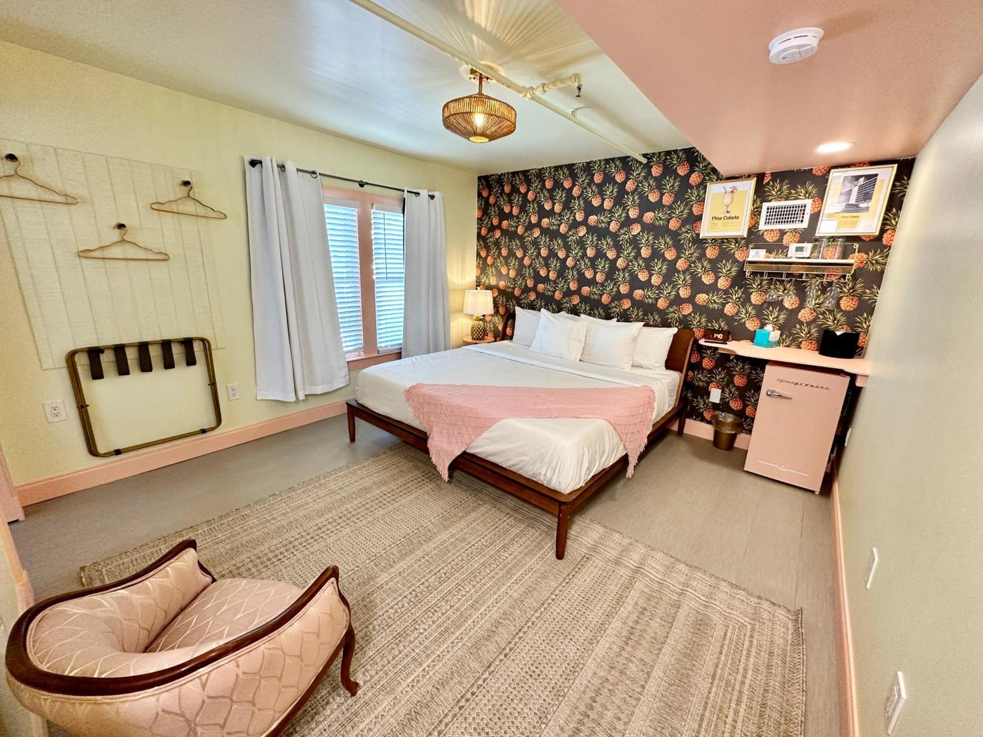 Peninsula Bed & Cocktails Hotel Gulfport