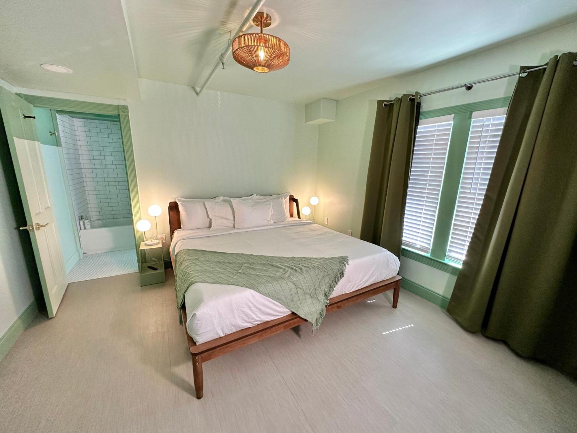 Peninsula Bed & Cocktails 4*