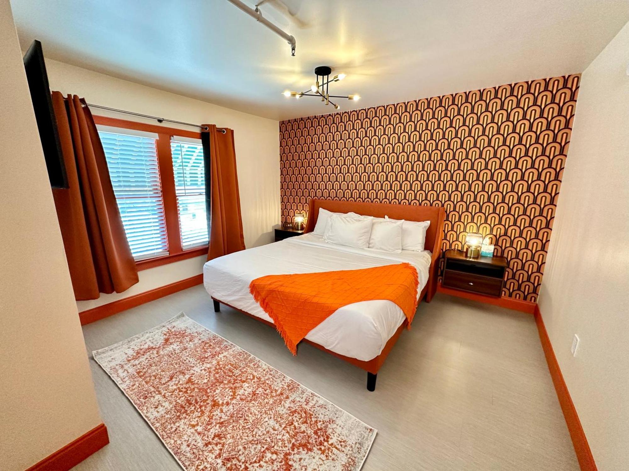 Peninsula Bed & Cocktails Hotel