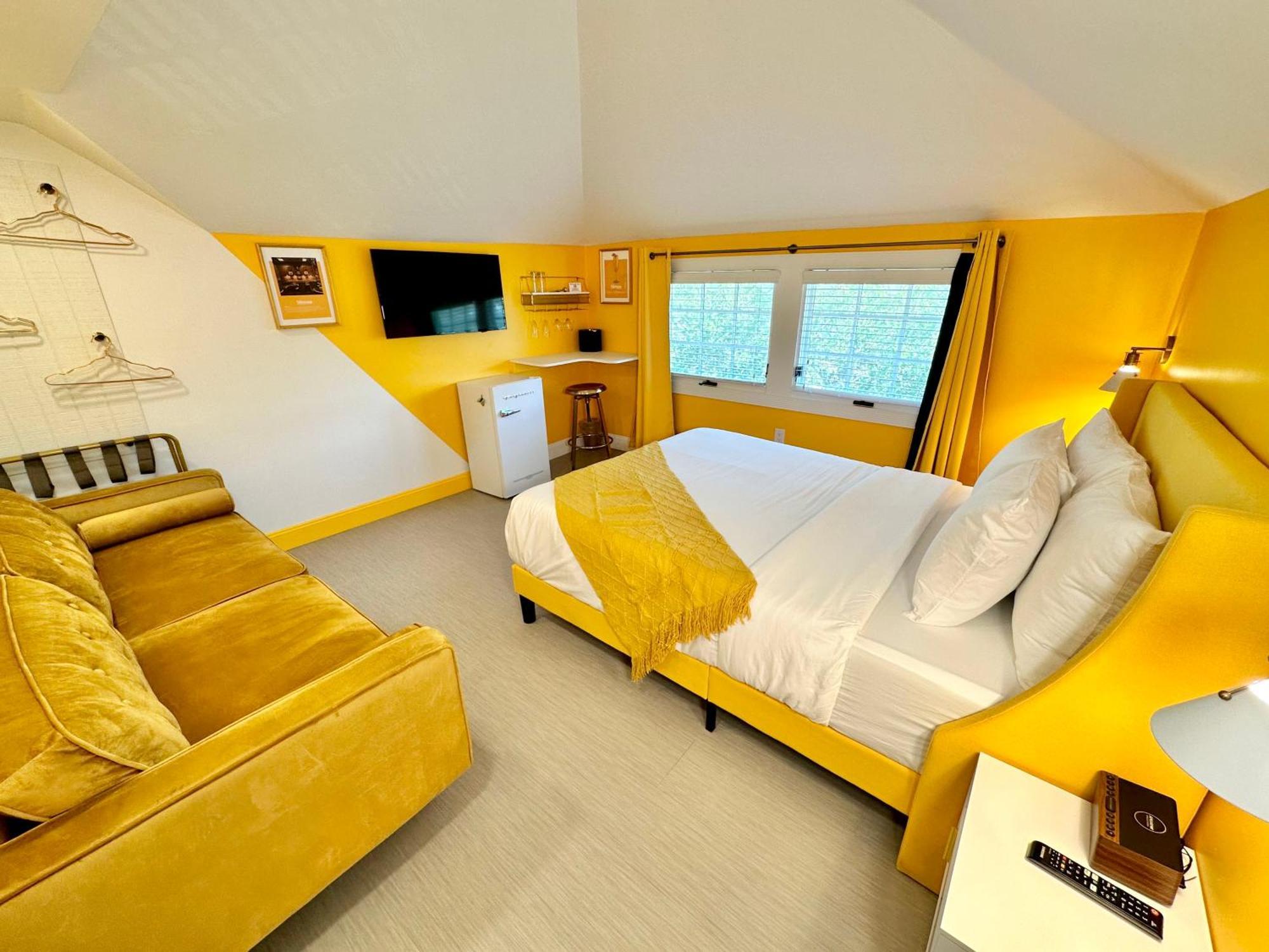 Peninsula Bed & Cocktails Hotel 4*