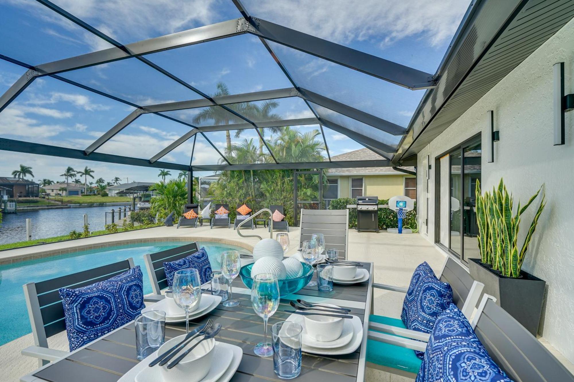 Holiday home Updated Canalfront In With Pool Cape Coral