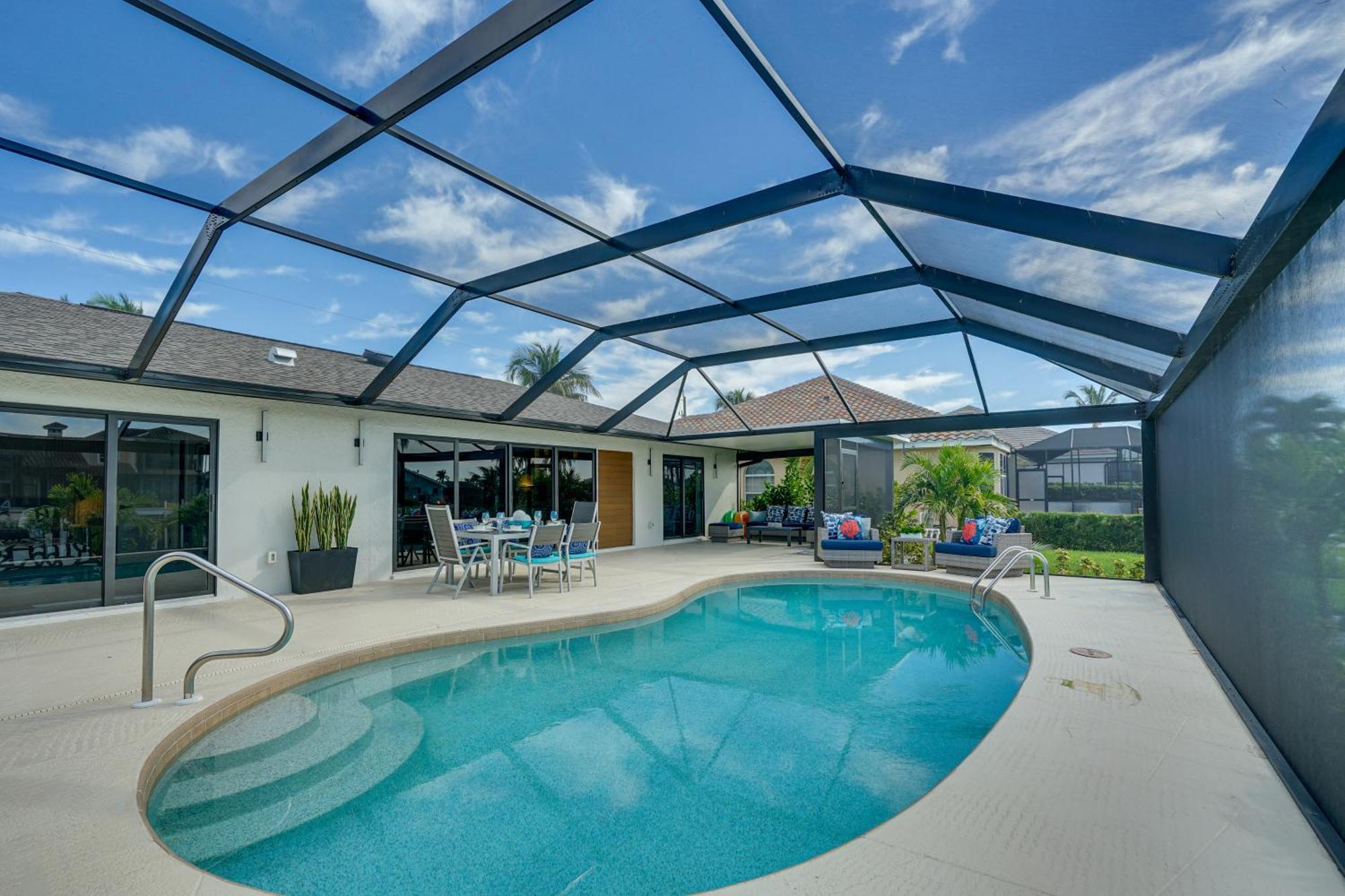 Updated Canalfront In With Pool