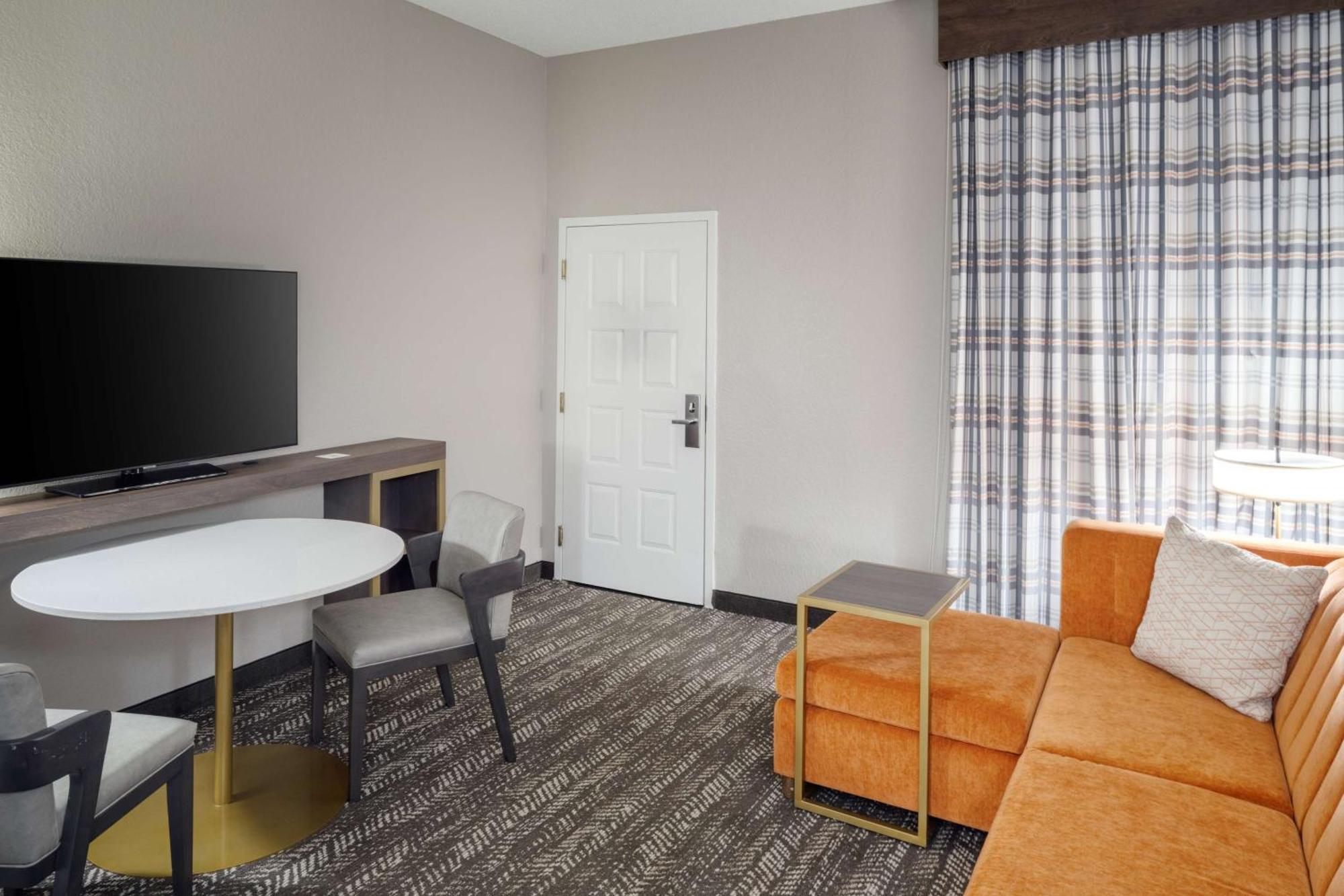 Hotel Embassy By Hilton Orlando North 3*
