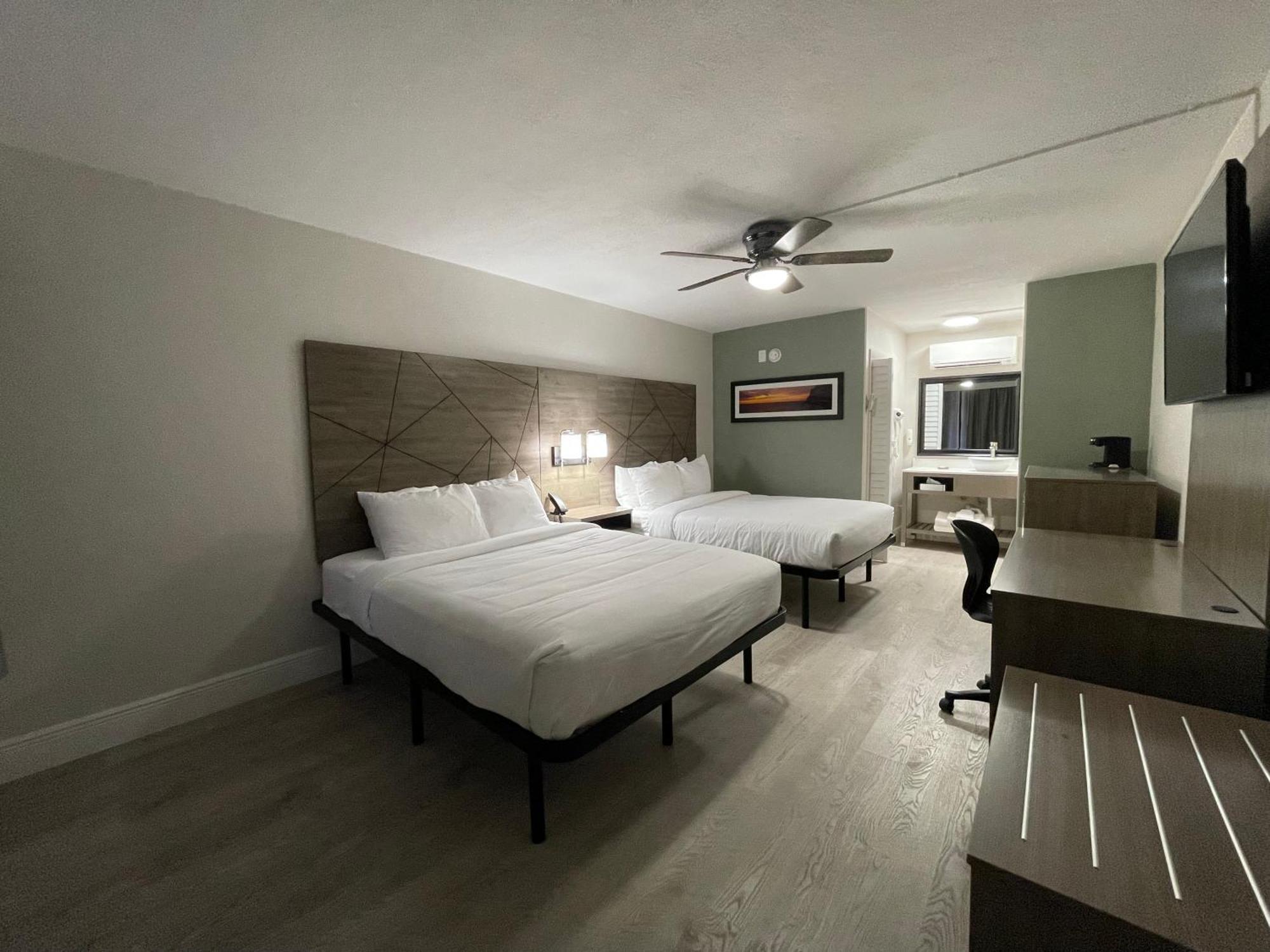 Quality & Airport-cruise Port Hotel 3*