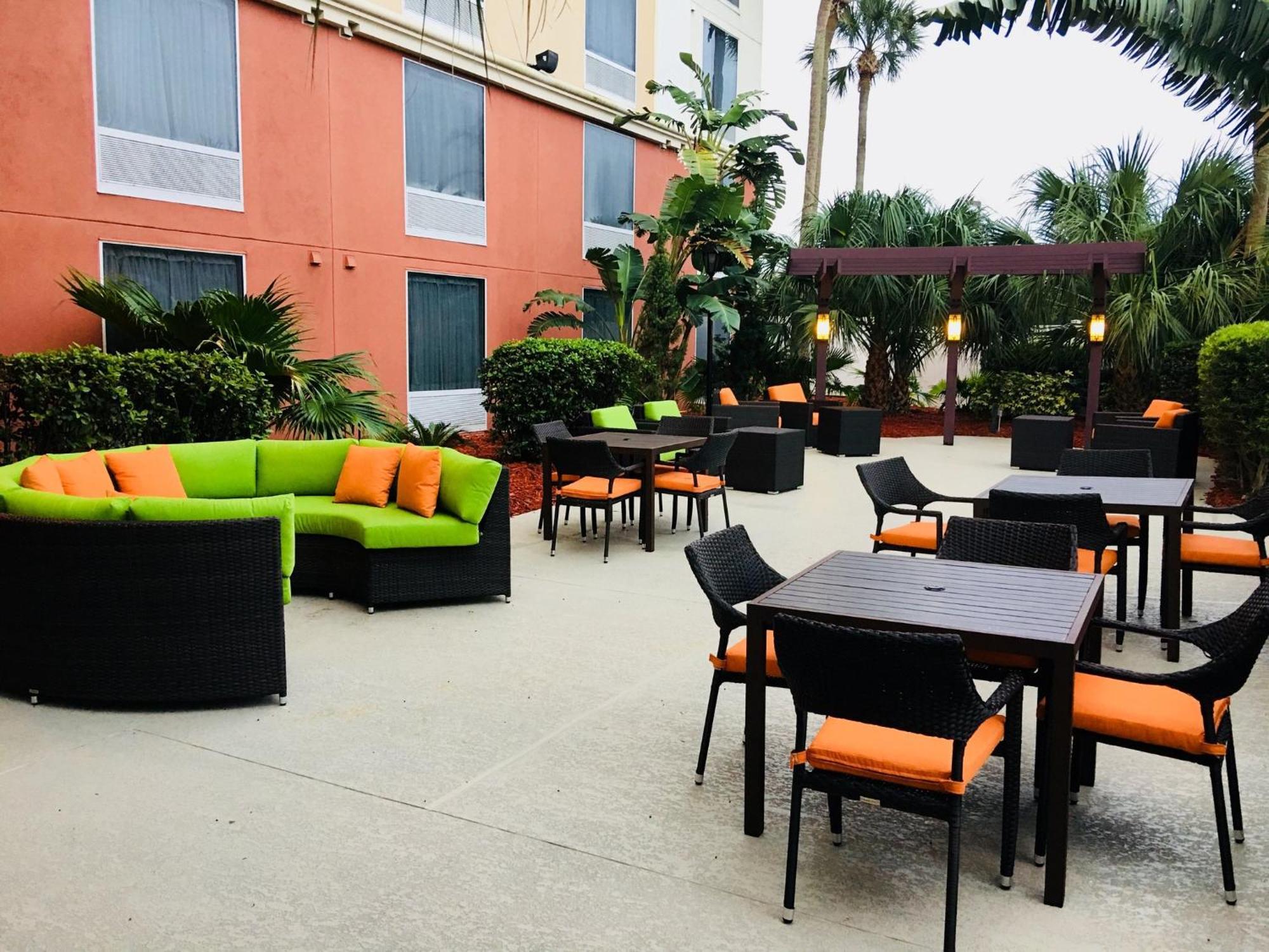 Resort & Across From Universal By Ihg Orlando