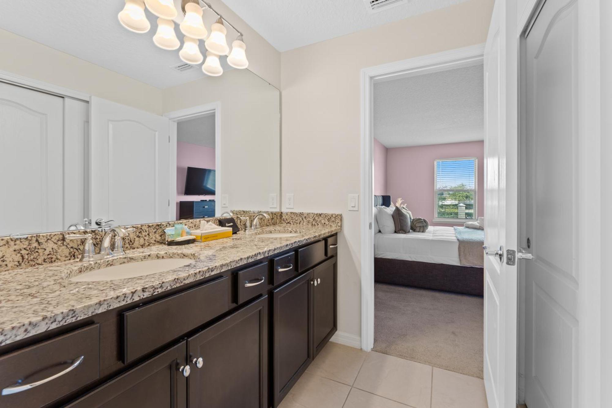 2402 Windsor Renovated Pool Heat Near 192 Disney Holiday home *