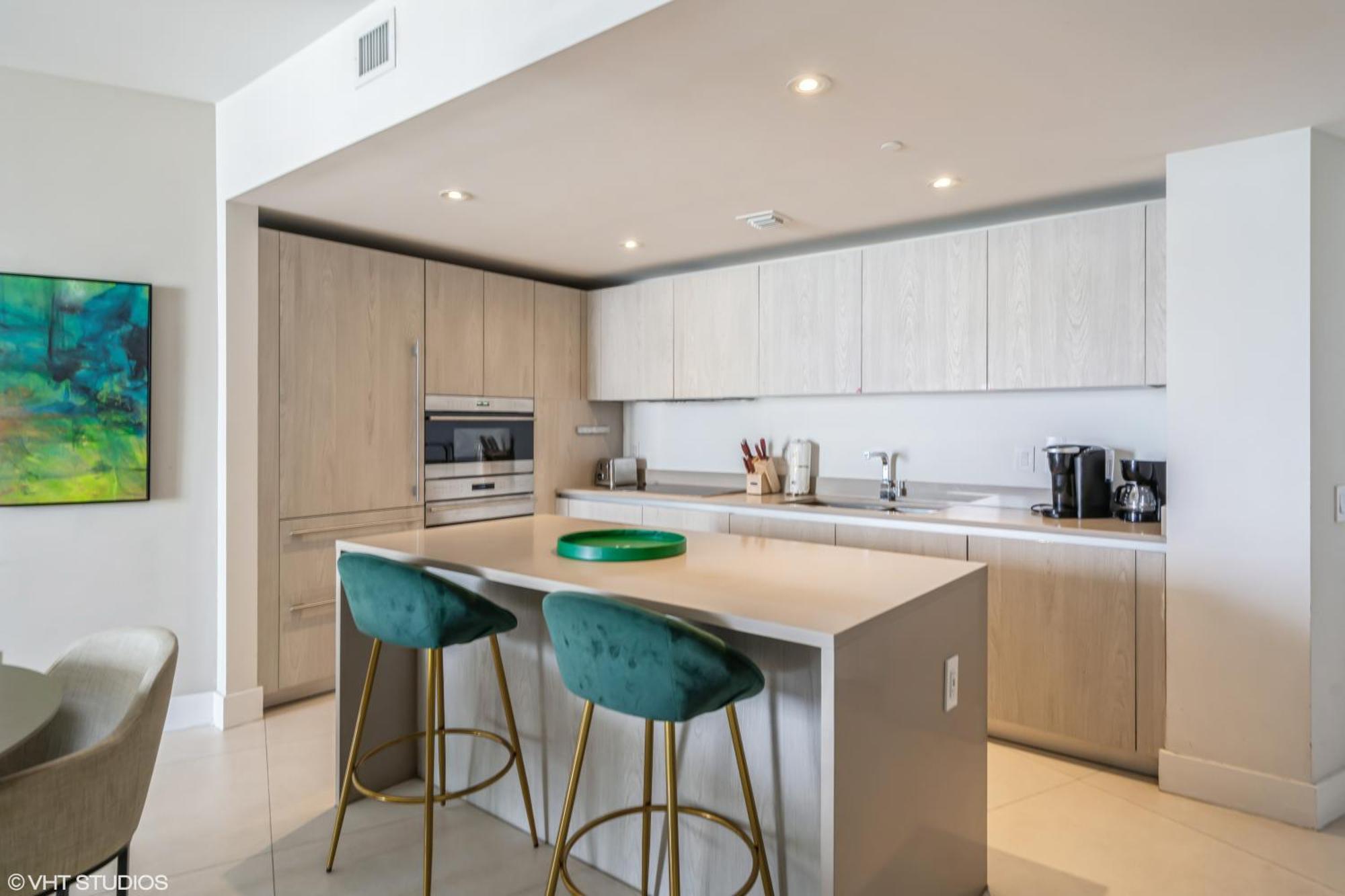 Lyfe Building - Private Apts Over The Apartment *