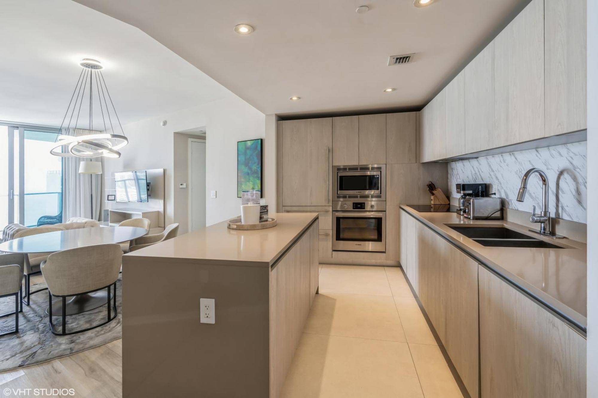 Apartment Lyfe Building - Private Apts Over The Hollywood