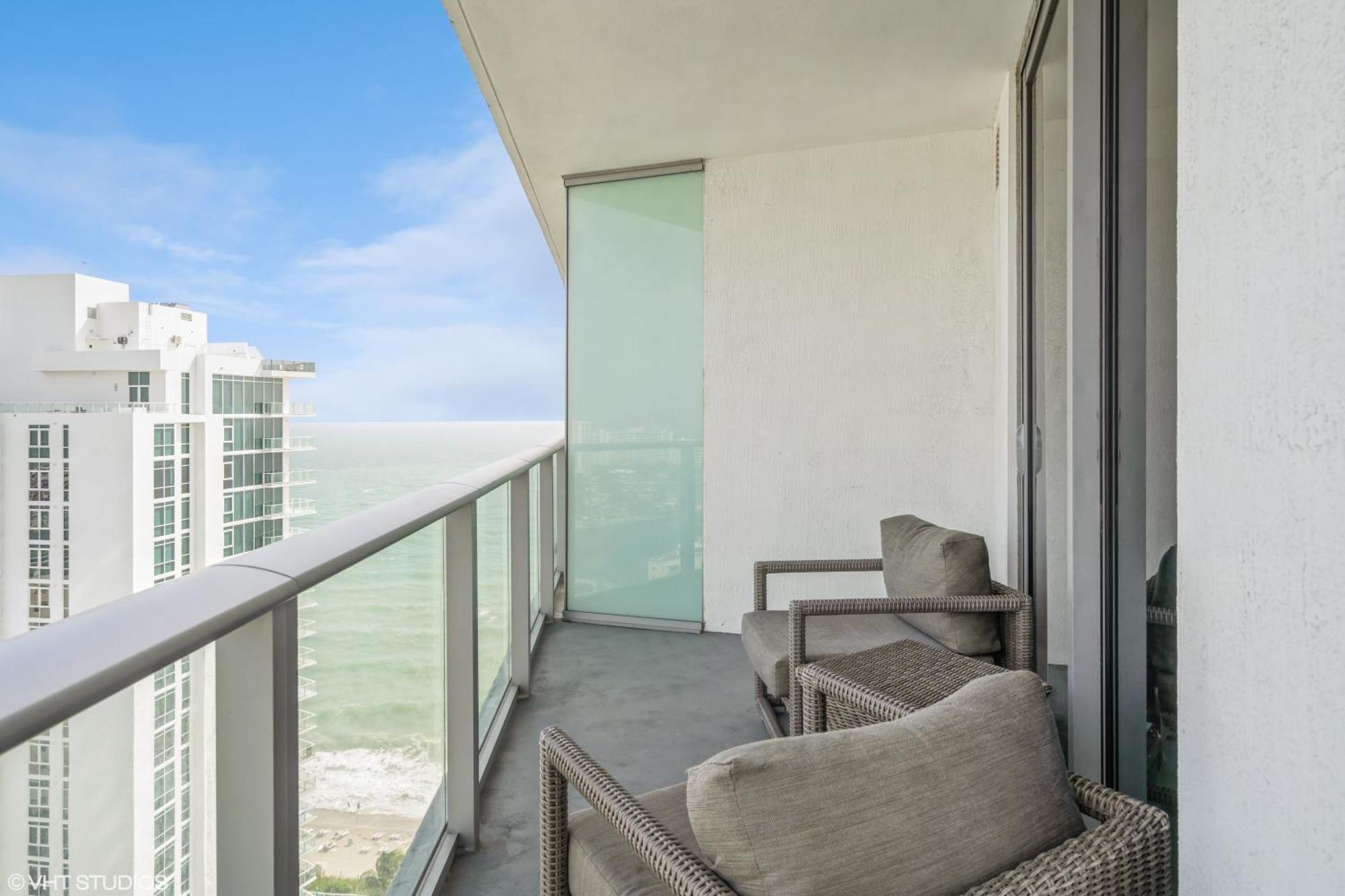 Lyfe Building - Private Apts Over The Hollywood