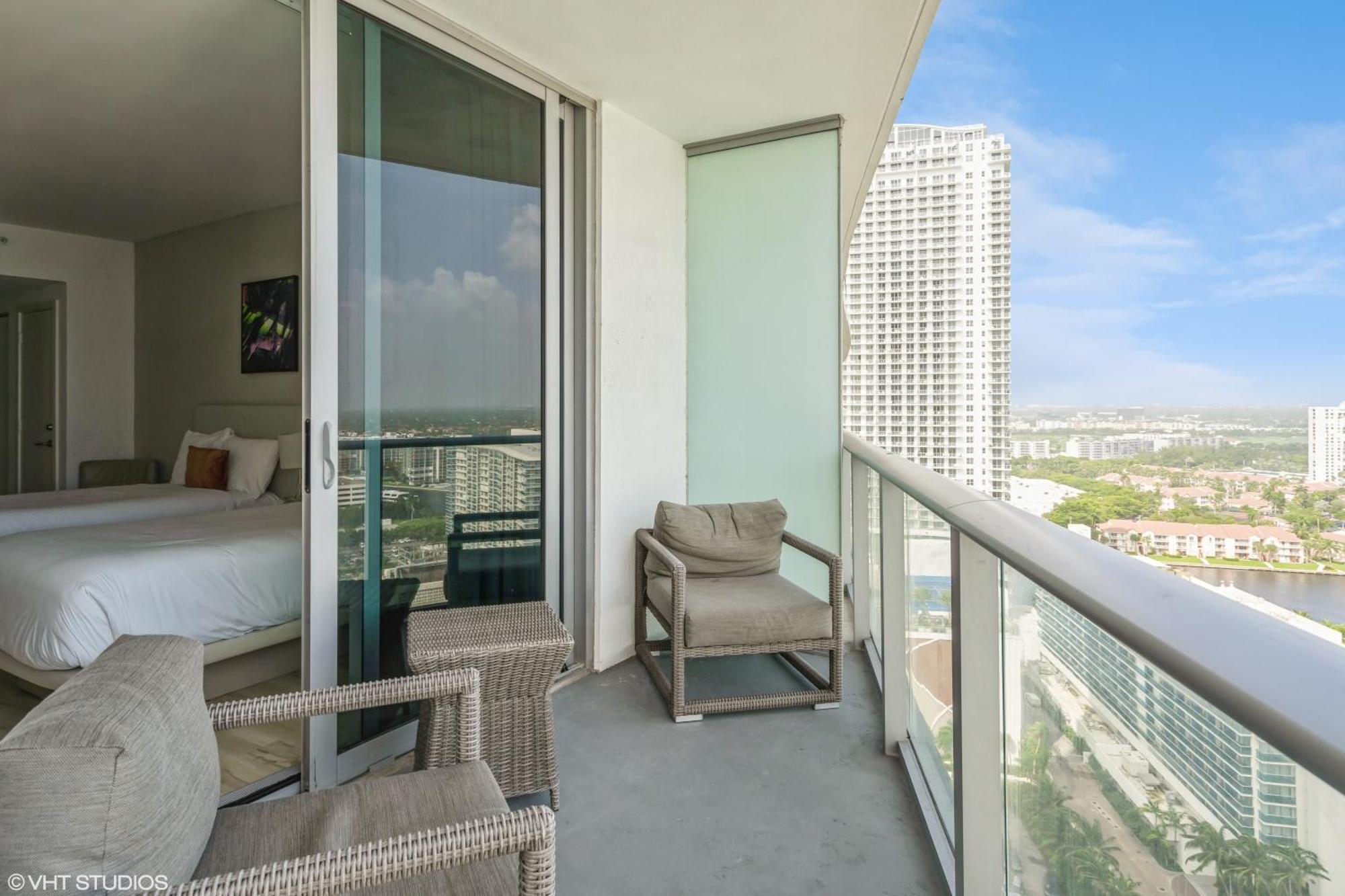 Apartment Lyfe Building - Private Apts Over The Hollywood