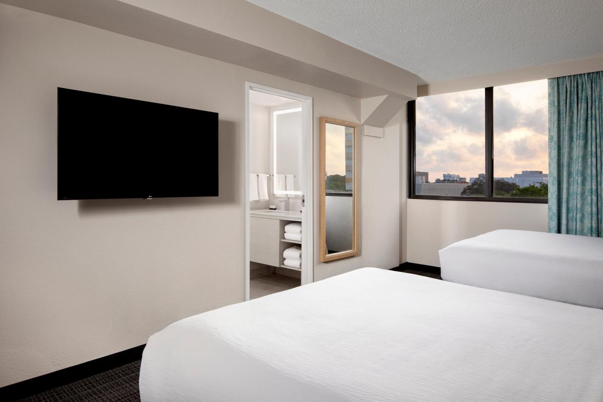 Hotel Embassy By Hilton Airport Westshore 3*