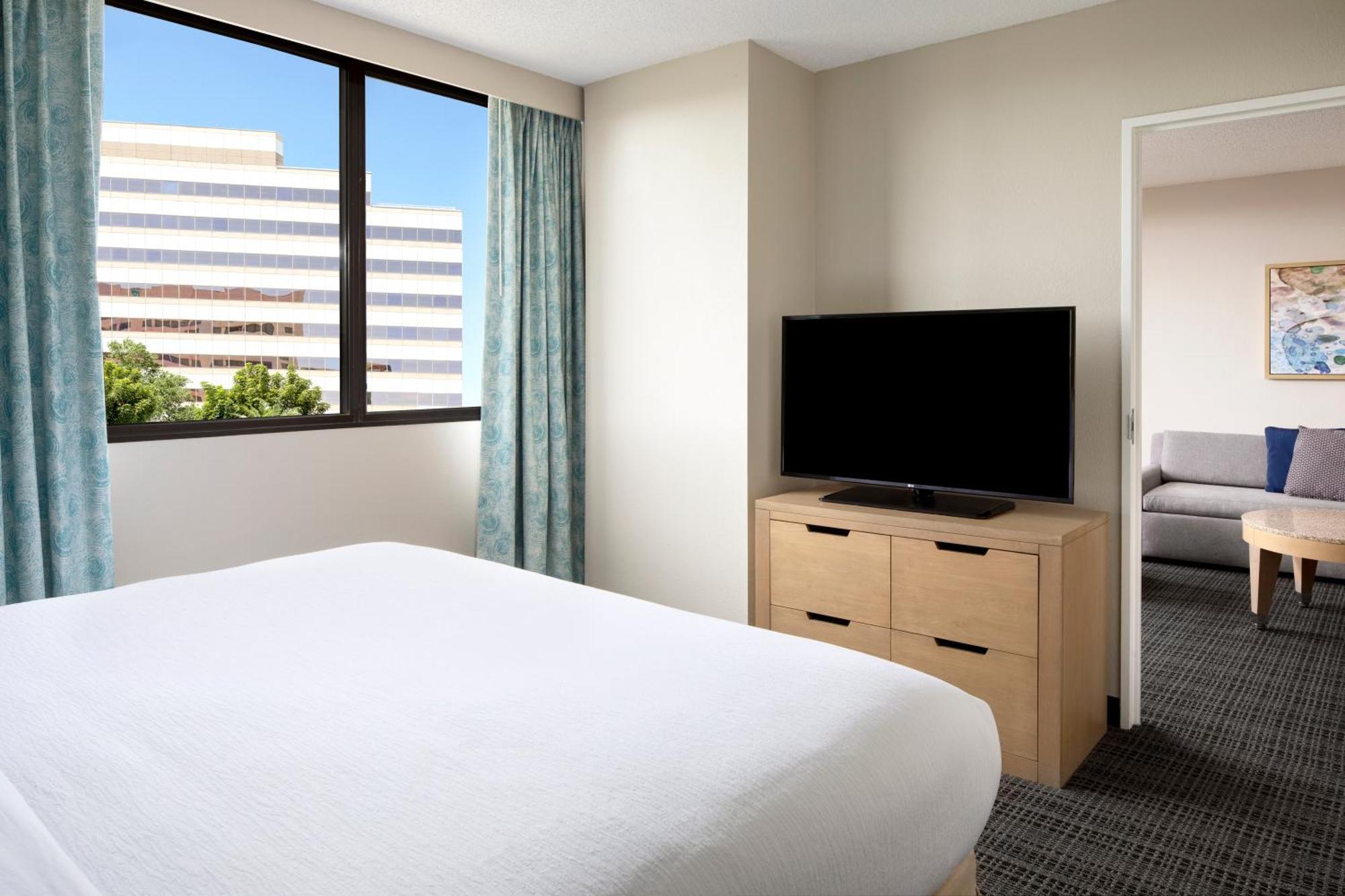 Hotel Embassy By Hilton Airport Westshore 3*