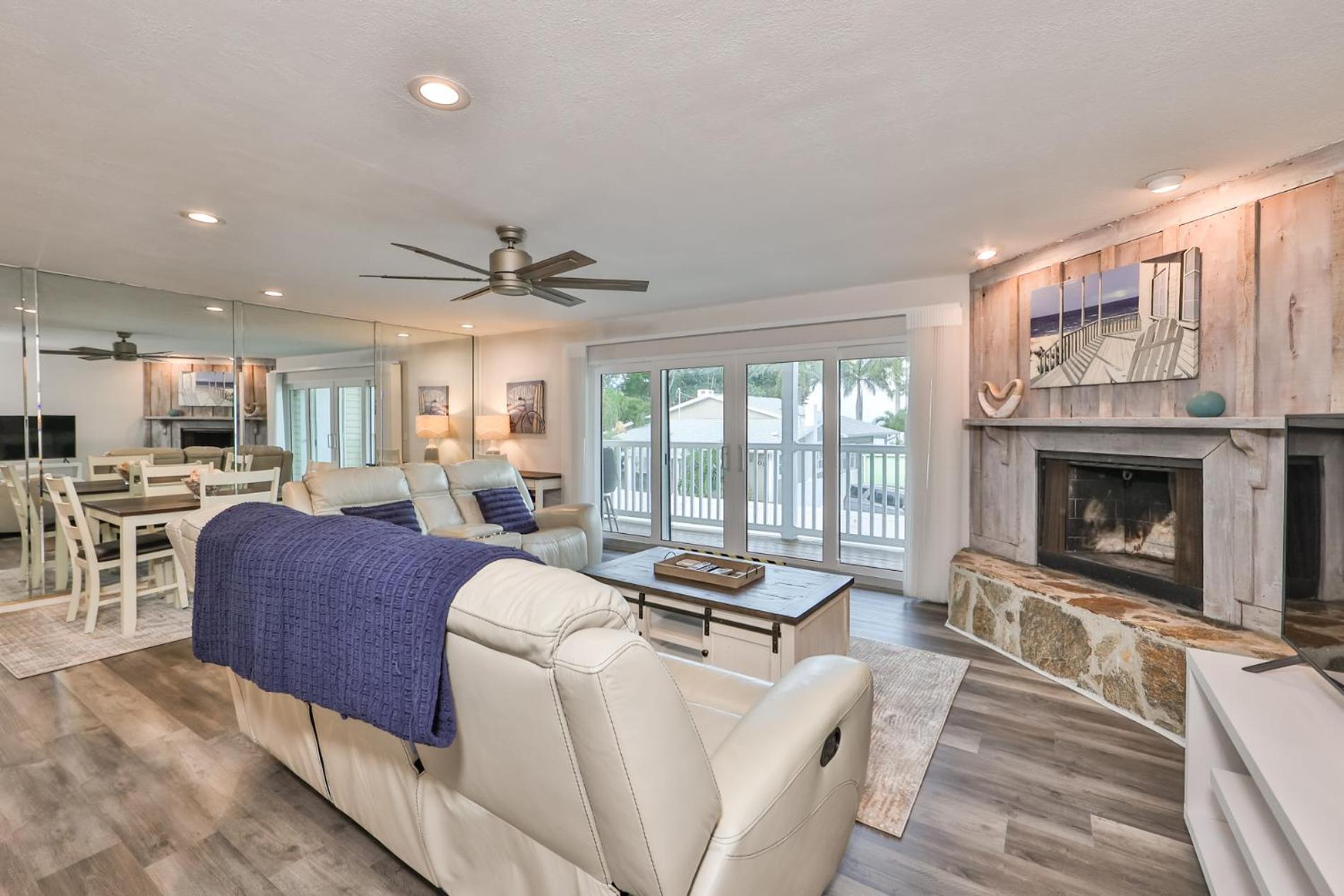 100 Steps To Beautiful Indian Rocks Beach, Oceanside, 2 Bedroom Updated Apartment
