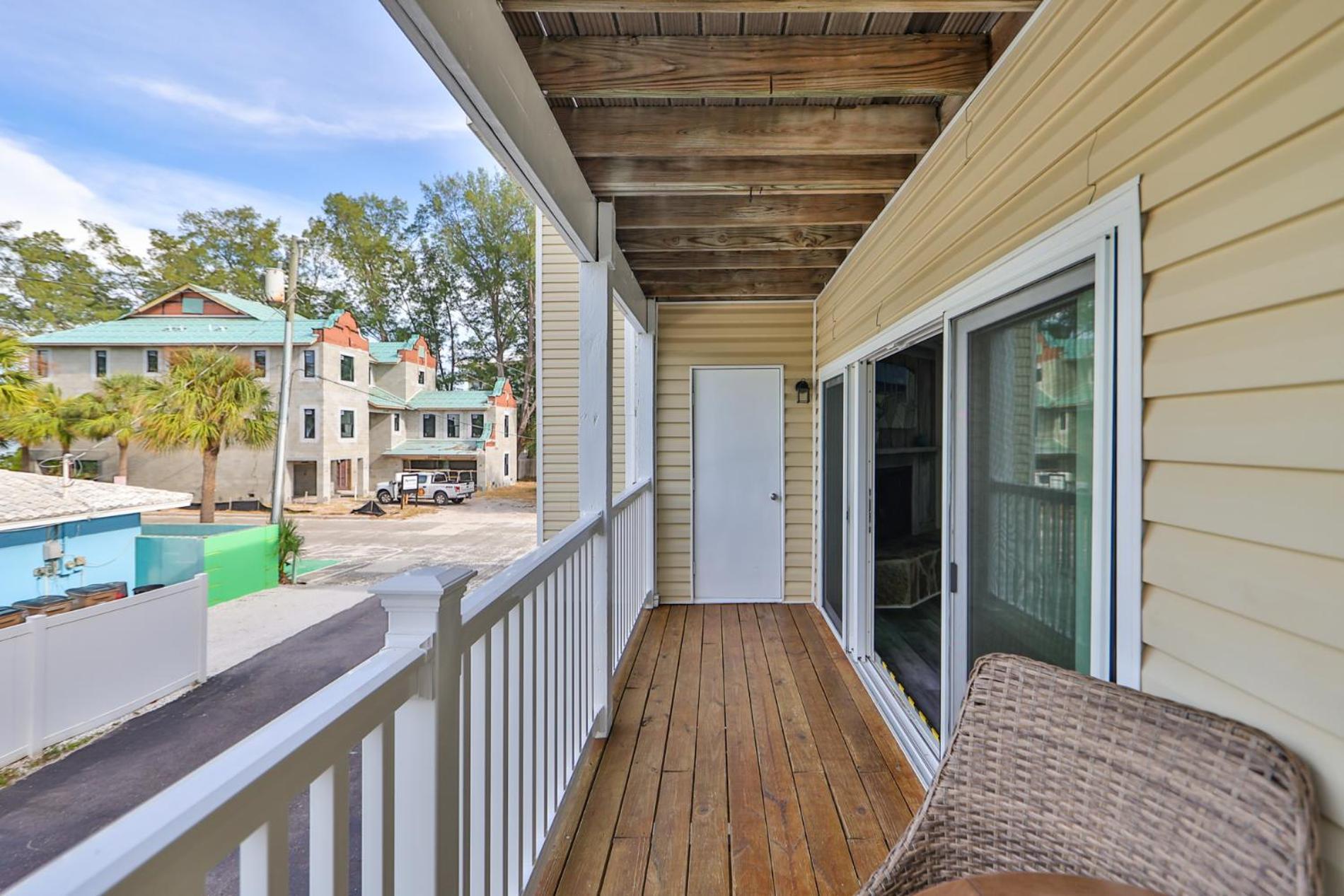 Apartment 100 Steps To Beautiful Indian Rocks Beach, Oceanside, 2 Bedroom Updated