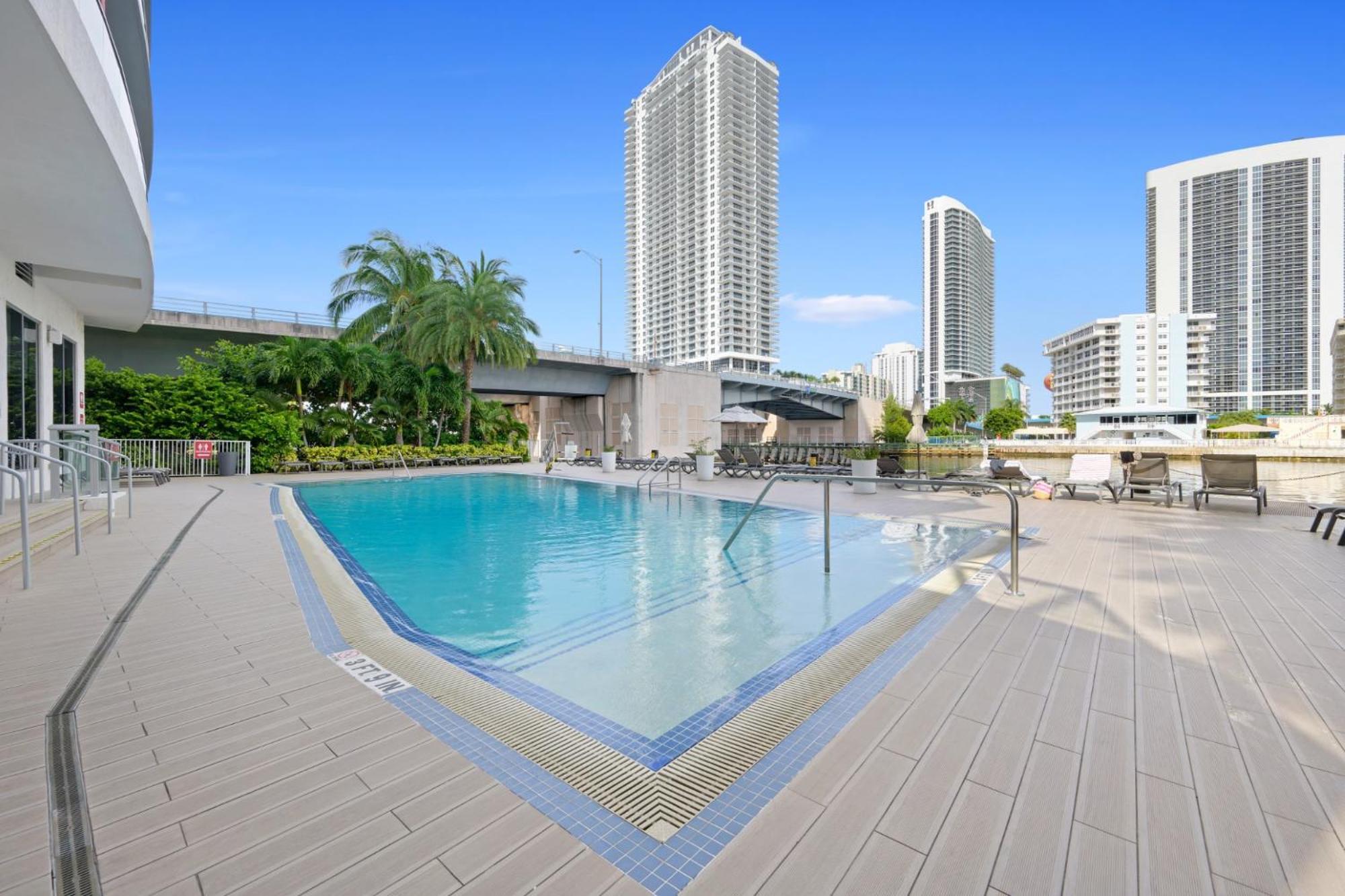 Hallandale Sky Water View Apartment *
