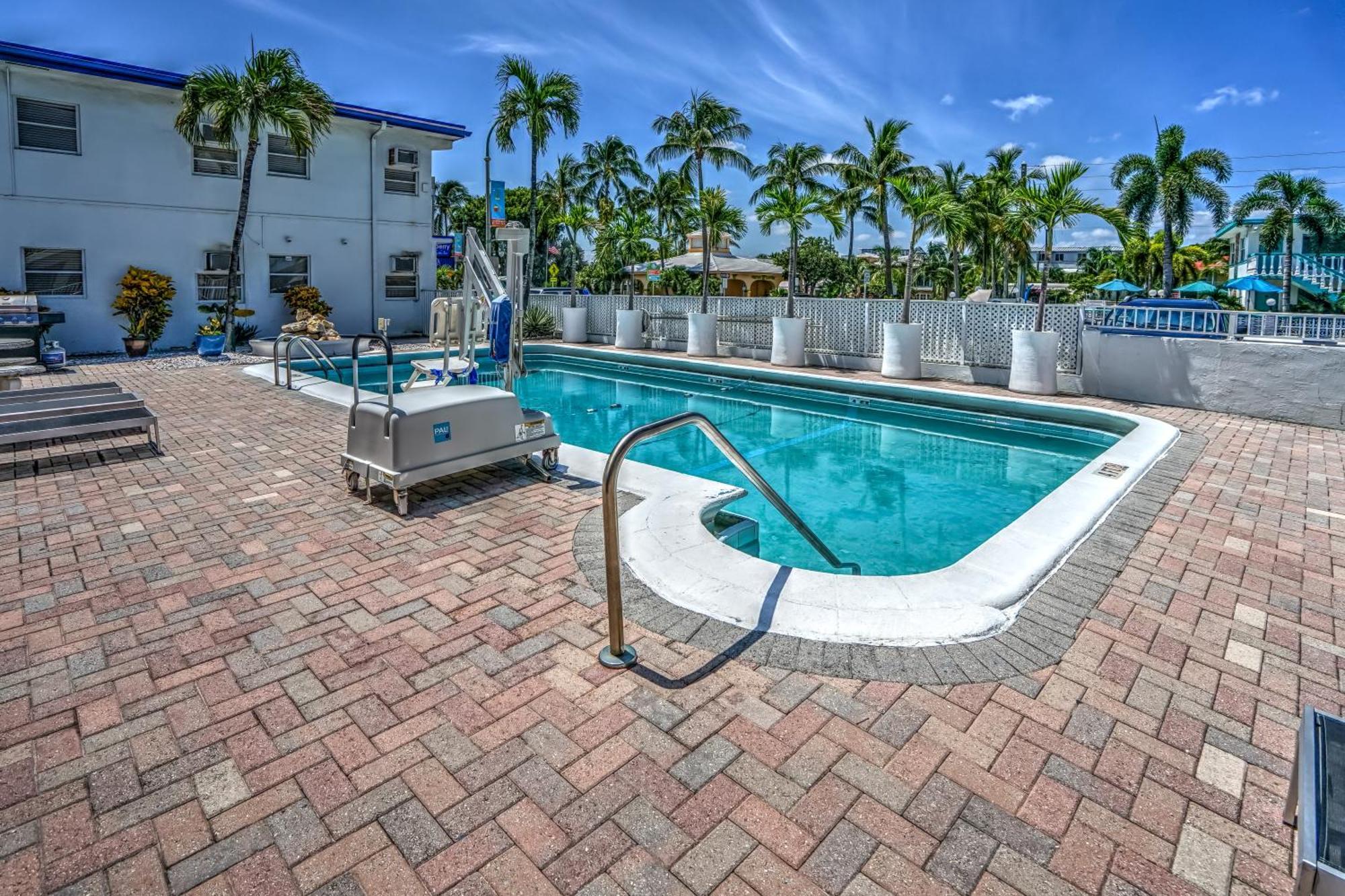 Hotel Blue Strawberry By The Sea Lauderdale-by-the-Sea