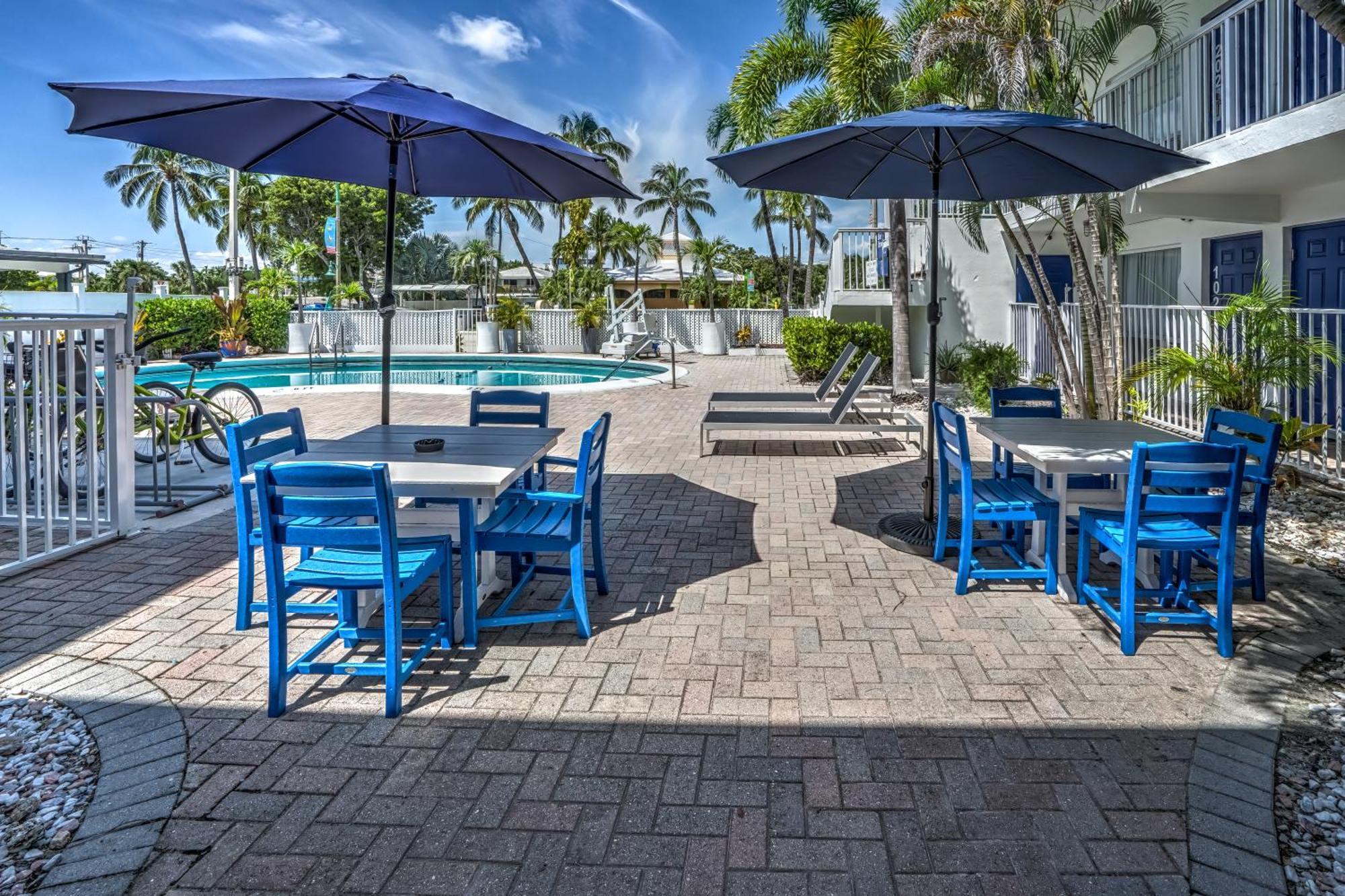 Blue Strawberry By The Sea Hotel 2*