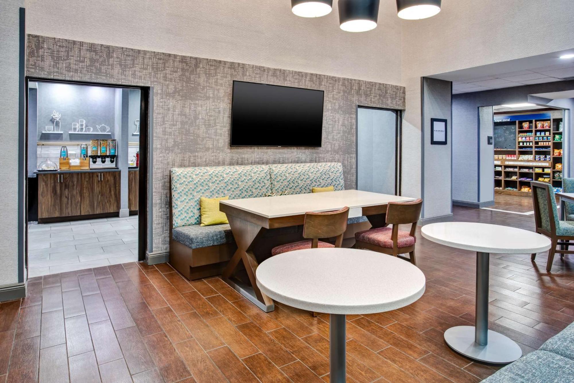 Hampton & / Myers Hotel 3*
