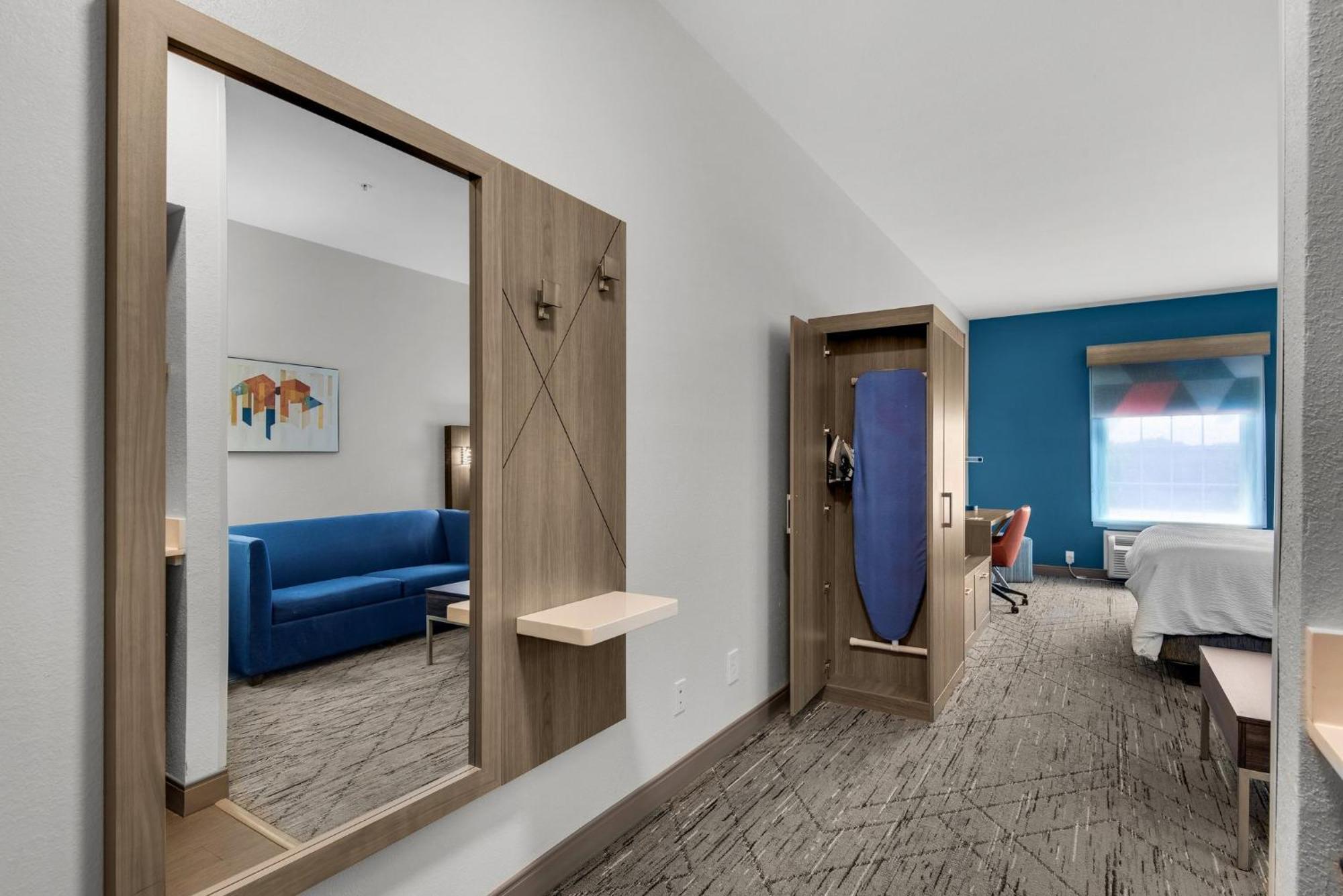 Express E - Commons Mall Area By Ihg Hotel