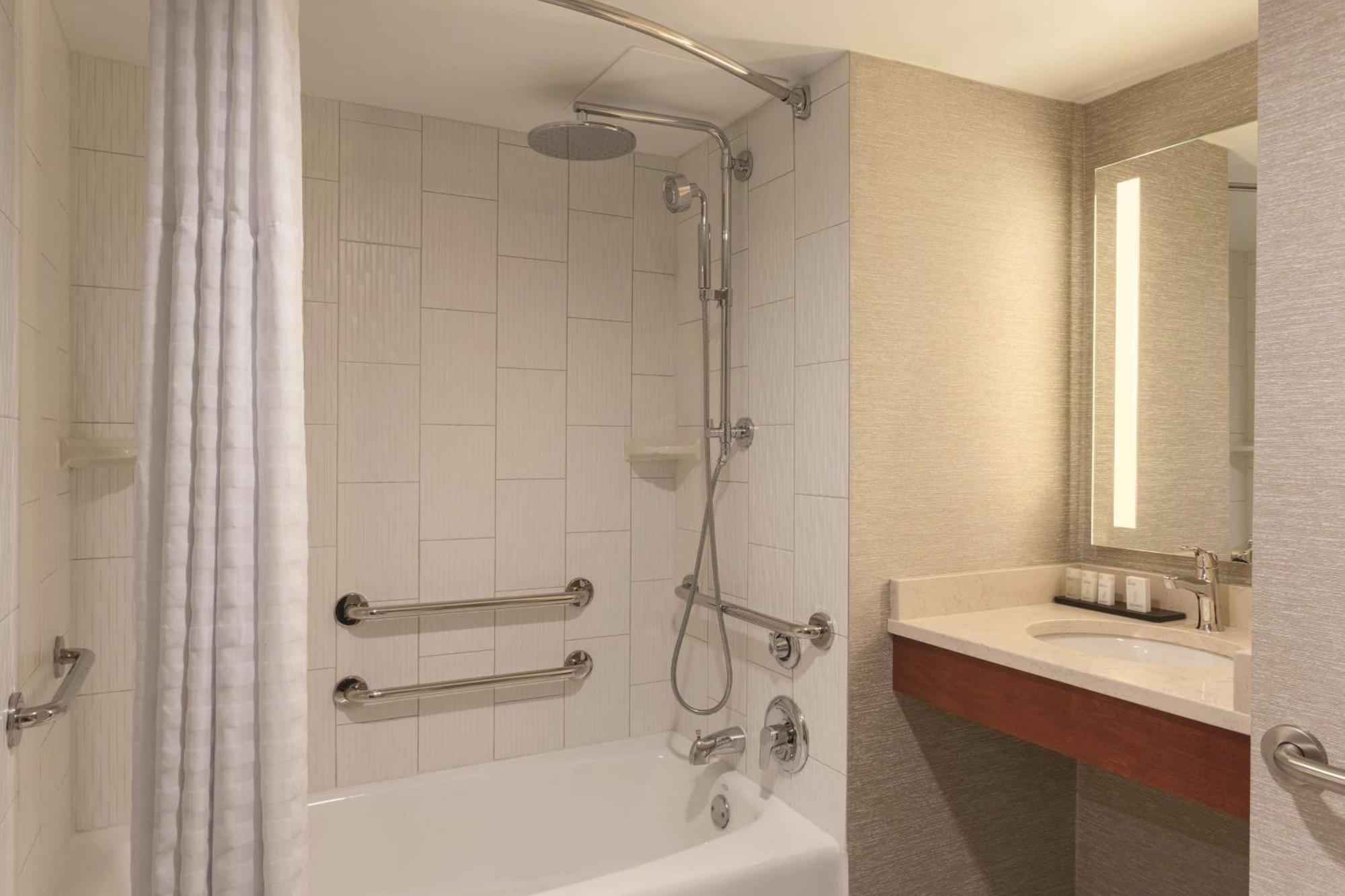 Embassy By Hilton Orlando International Drive Icon Park Hotel 3*