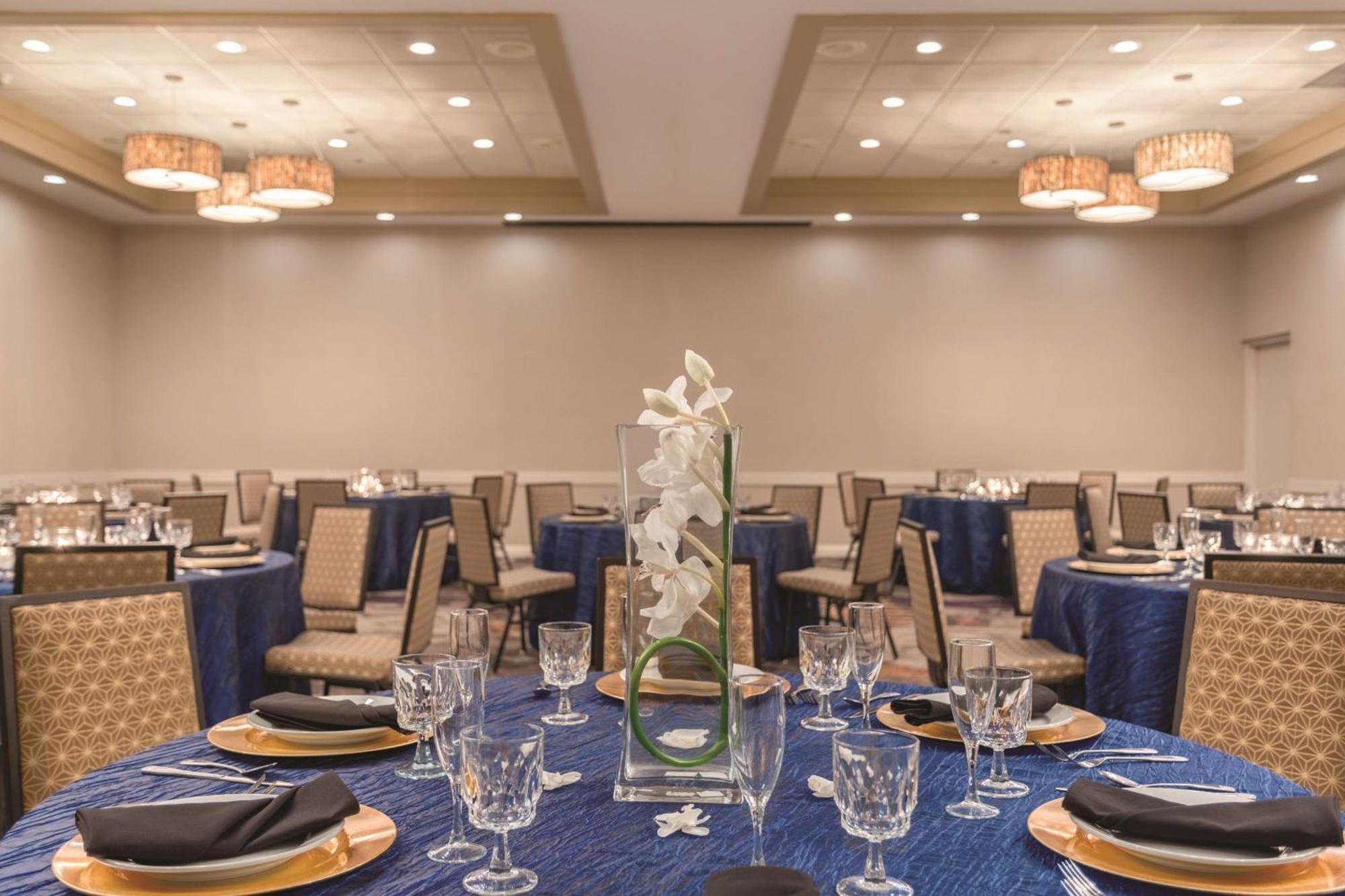 Hotel Embassy By Hilton Orlando International Drive Icon Park