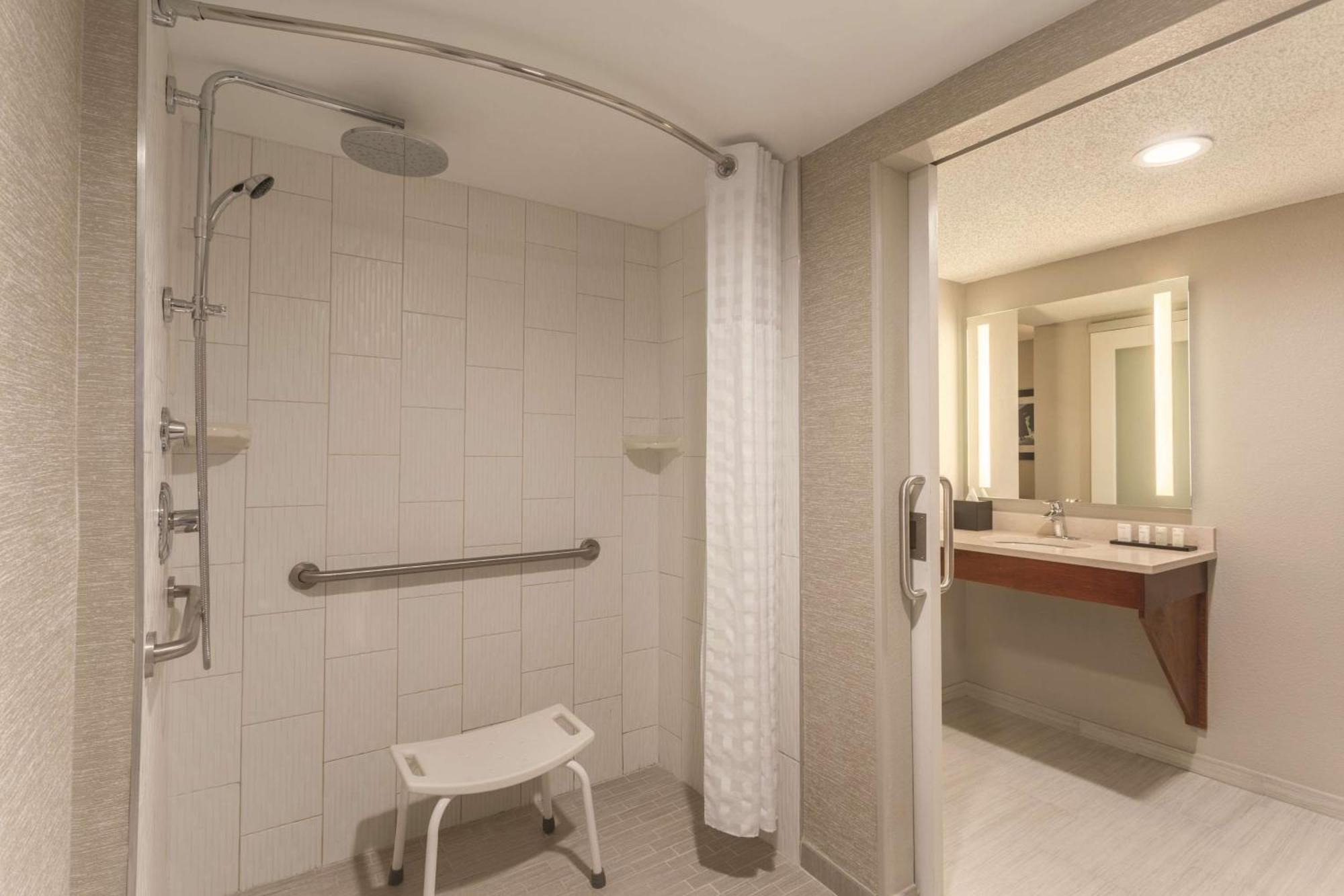 Hotel Embassy By Hilton Orlando International Drive Icon Park 3*