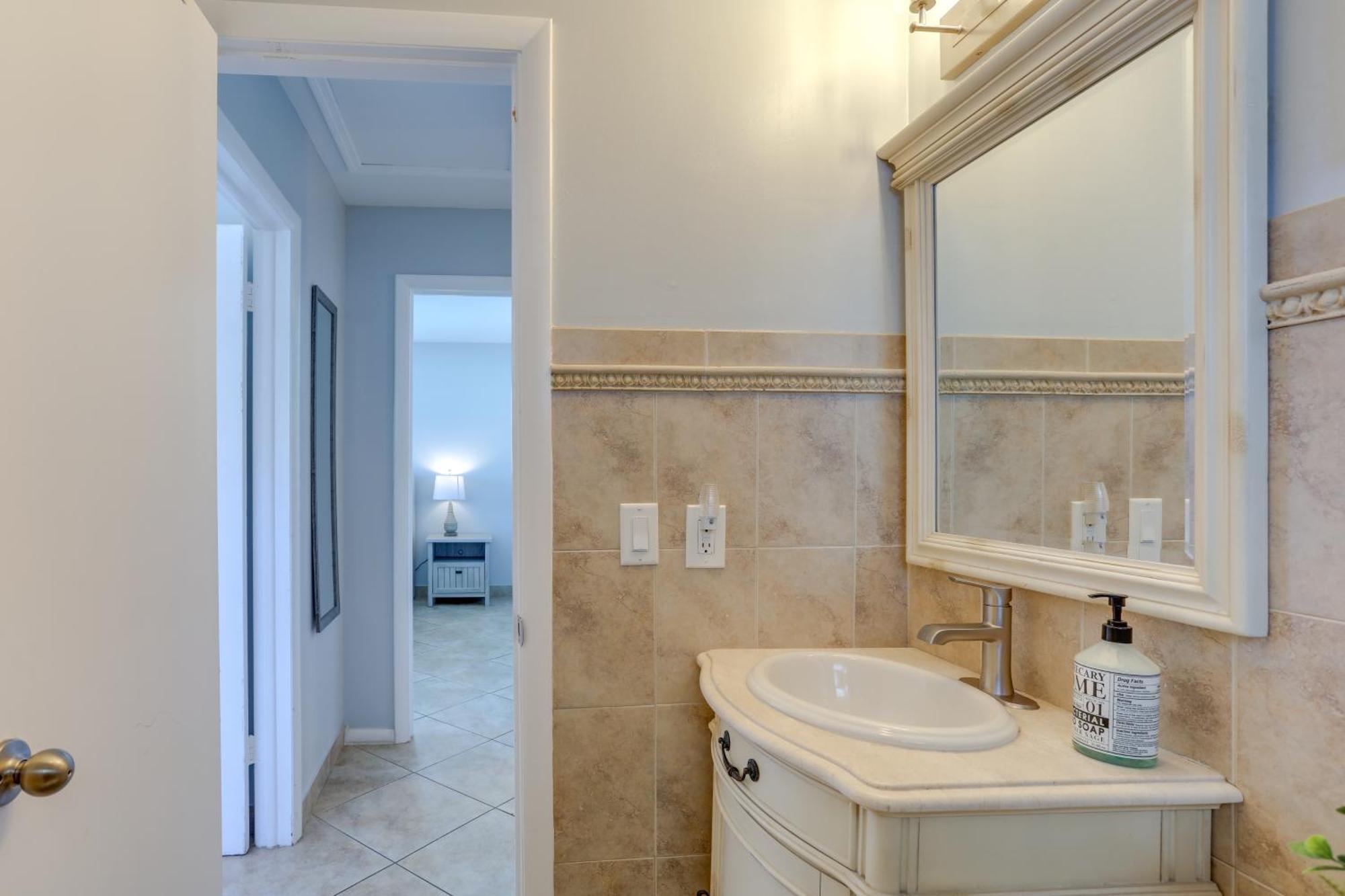 Holiday home Stylish Updated Getaway 2 Mi To Swim And Shop! North Palm Beach