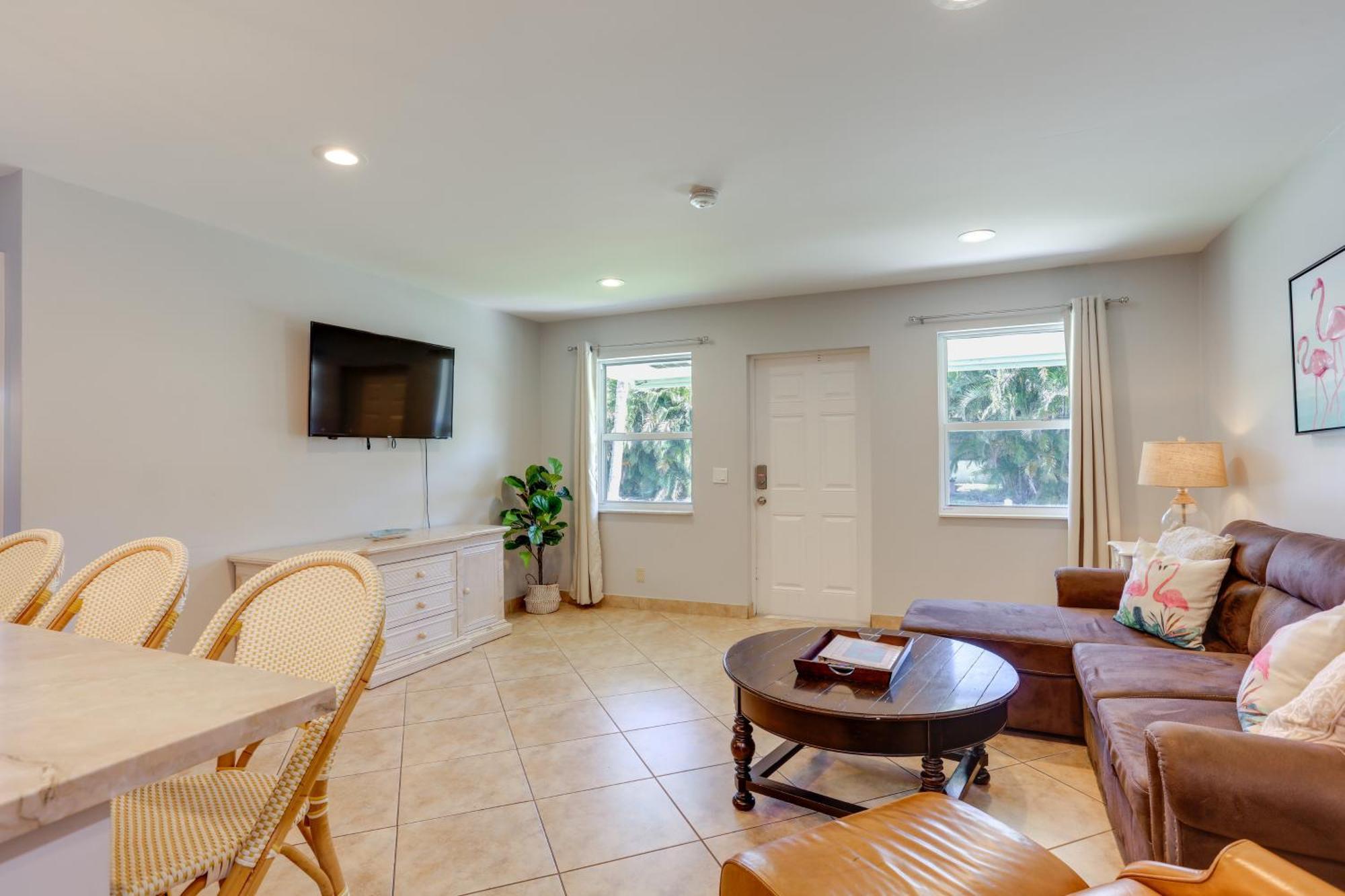 Stylish Updated Getaway 2 Mi To Swim And Shop!