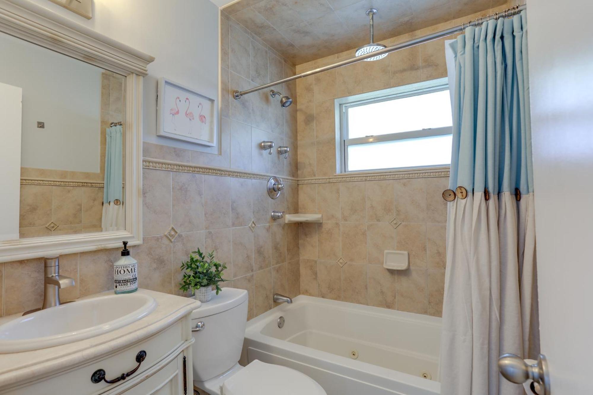 Holiday home Stylish Updated Getaway 2 Mi To Swim And Shop! North Palm Beach
