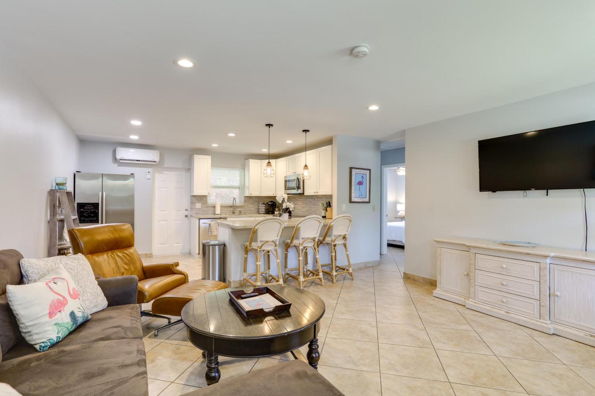 Stylish Updated Getaway 2 Mi To Swim And Shop! *