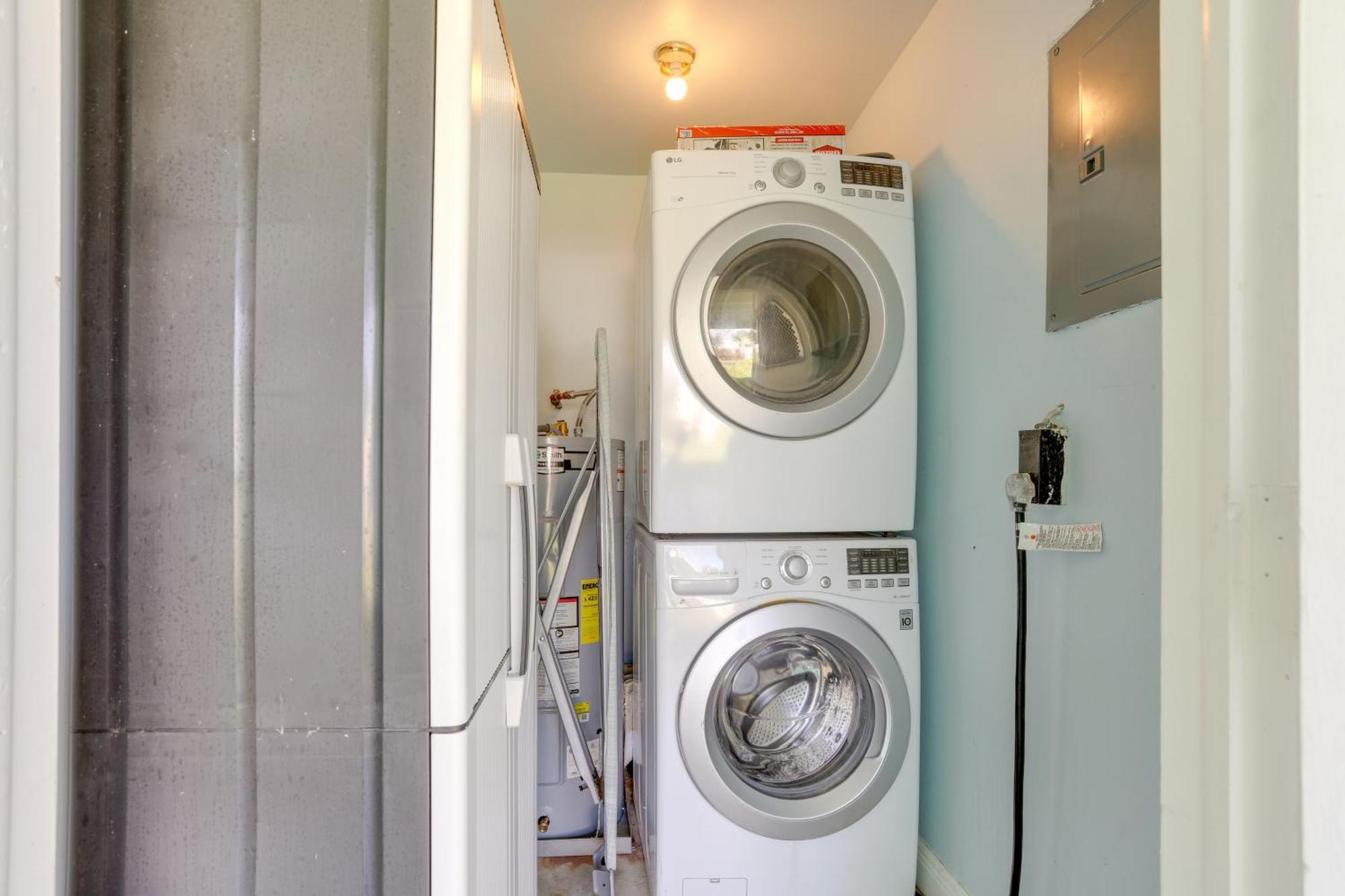 Pet-friendly Palm Pad - 1 Mi To The Ocean! *